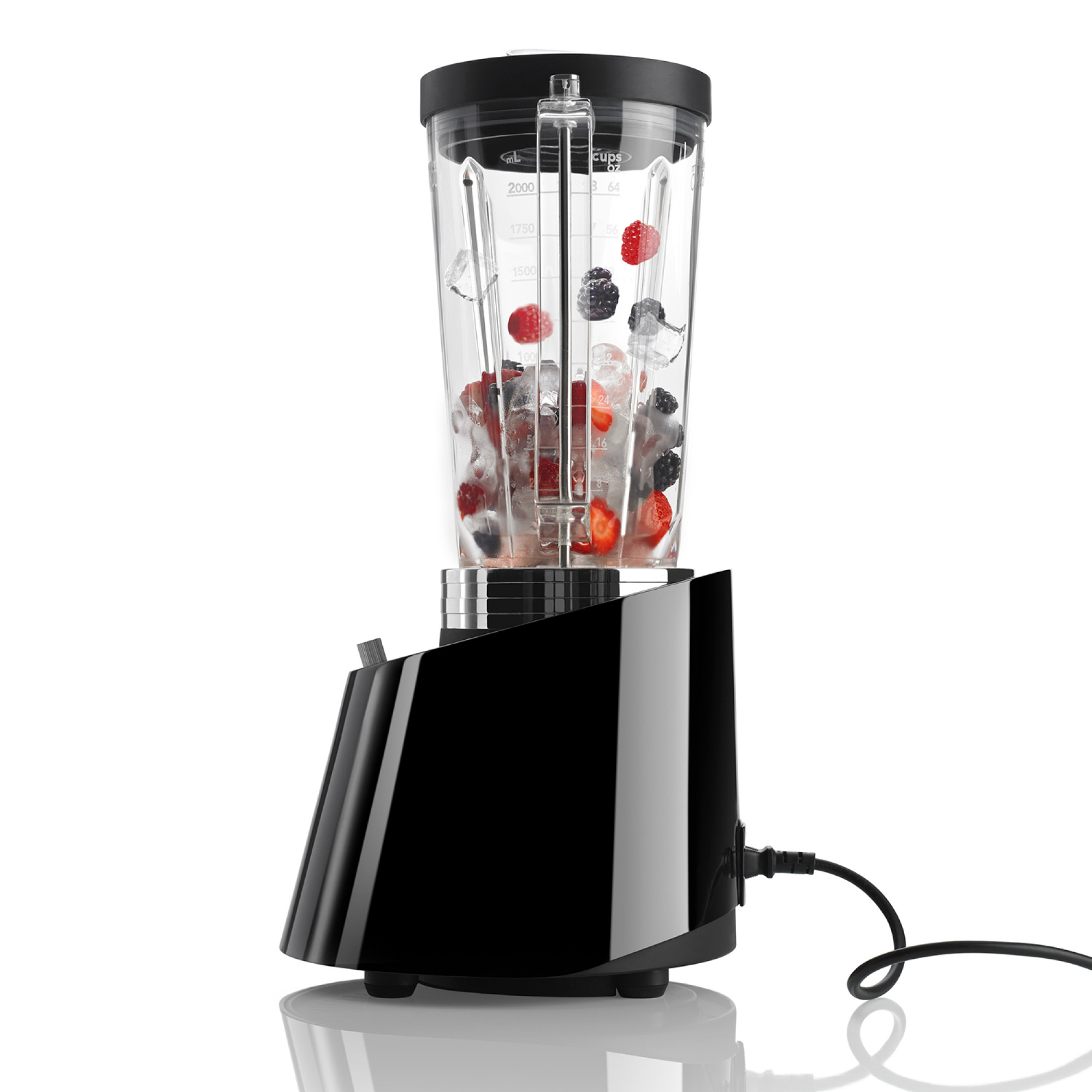 Frullatore con base nera, contenitore trasparente con ghiaccio, bacche e frutta.