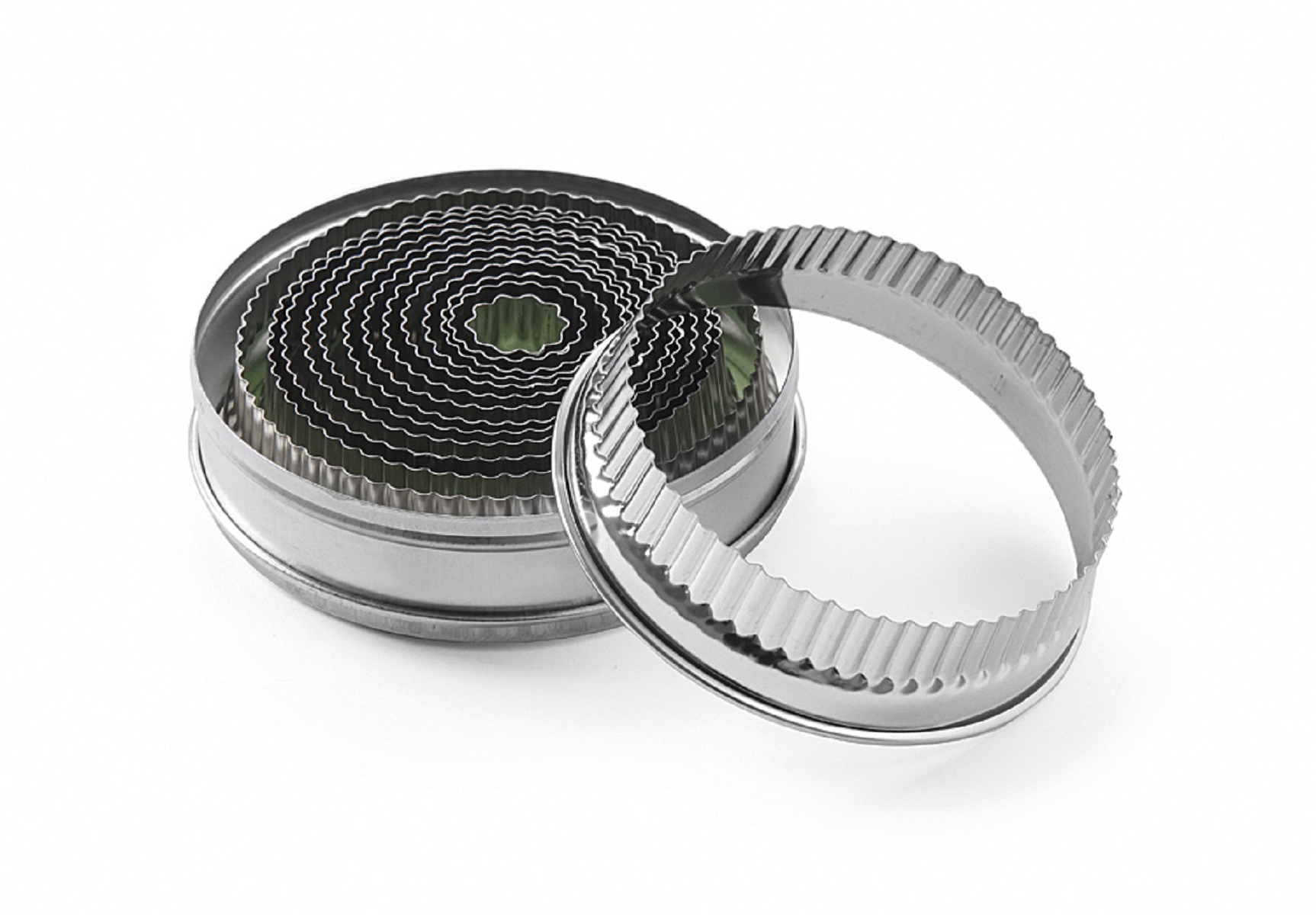 Un set di formine per biscotti in acciaio inox di varie dimensioni, nidificate in un contenitore, su bianco.