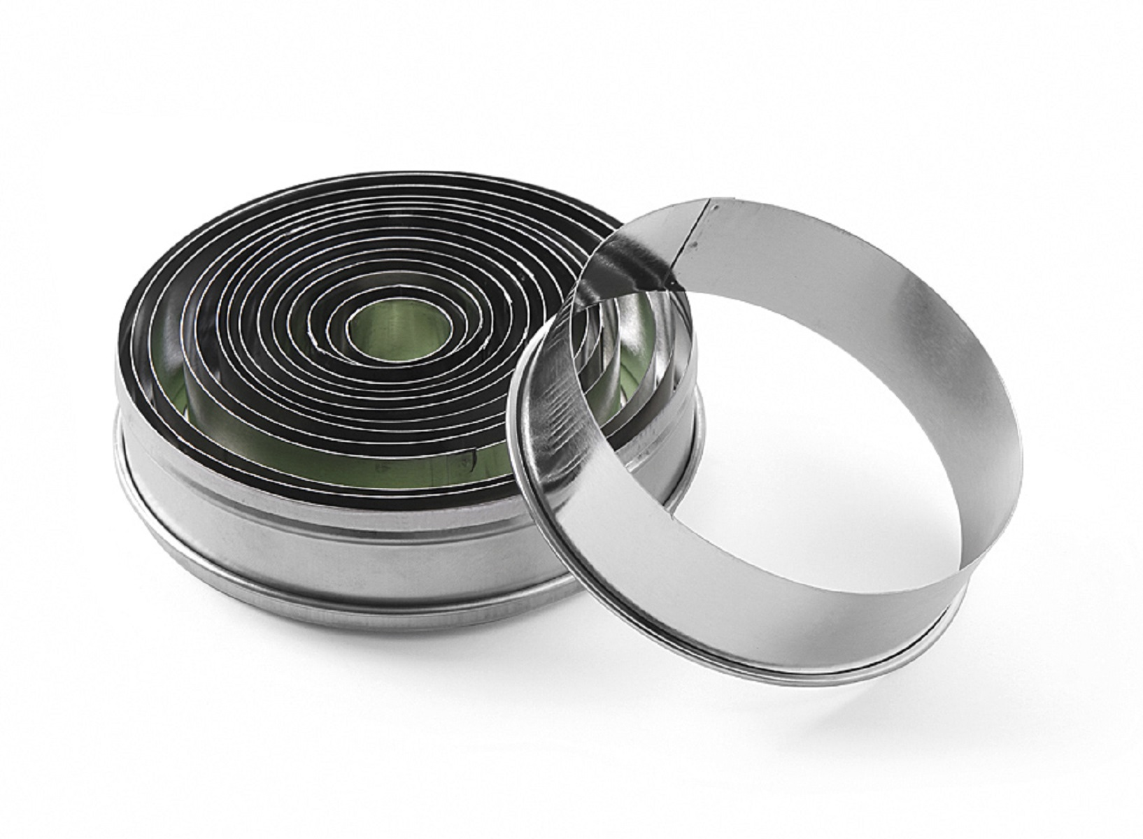 Un set di formine circolari in acciaio inox, una staccata.