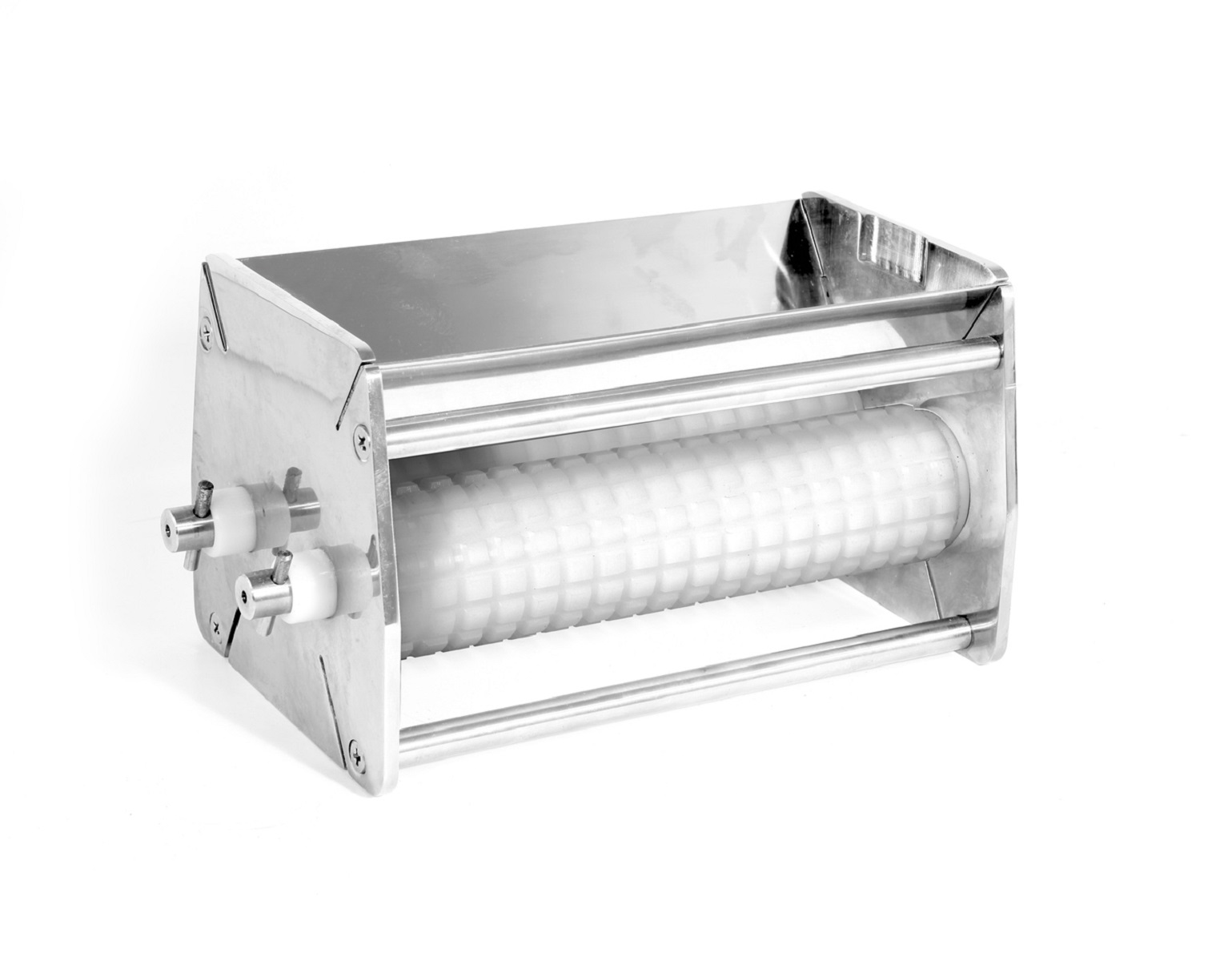 Una macchina per pasta in acciaio inox con rullo bianco, isolata su sfondo bianco. Ha una maniglia.