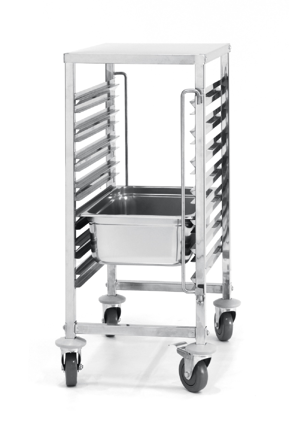 Carrello da cucina in metallo con vassoi e un contenitore in acciaio inox. Ruote e maniglie. Sfondo bianco.