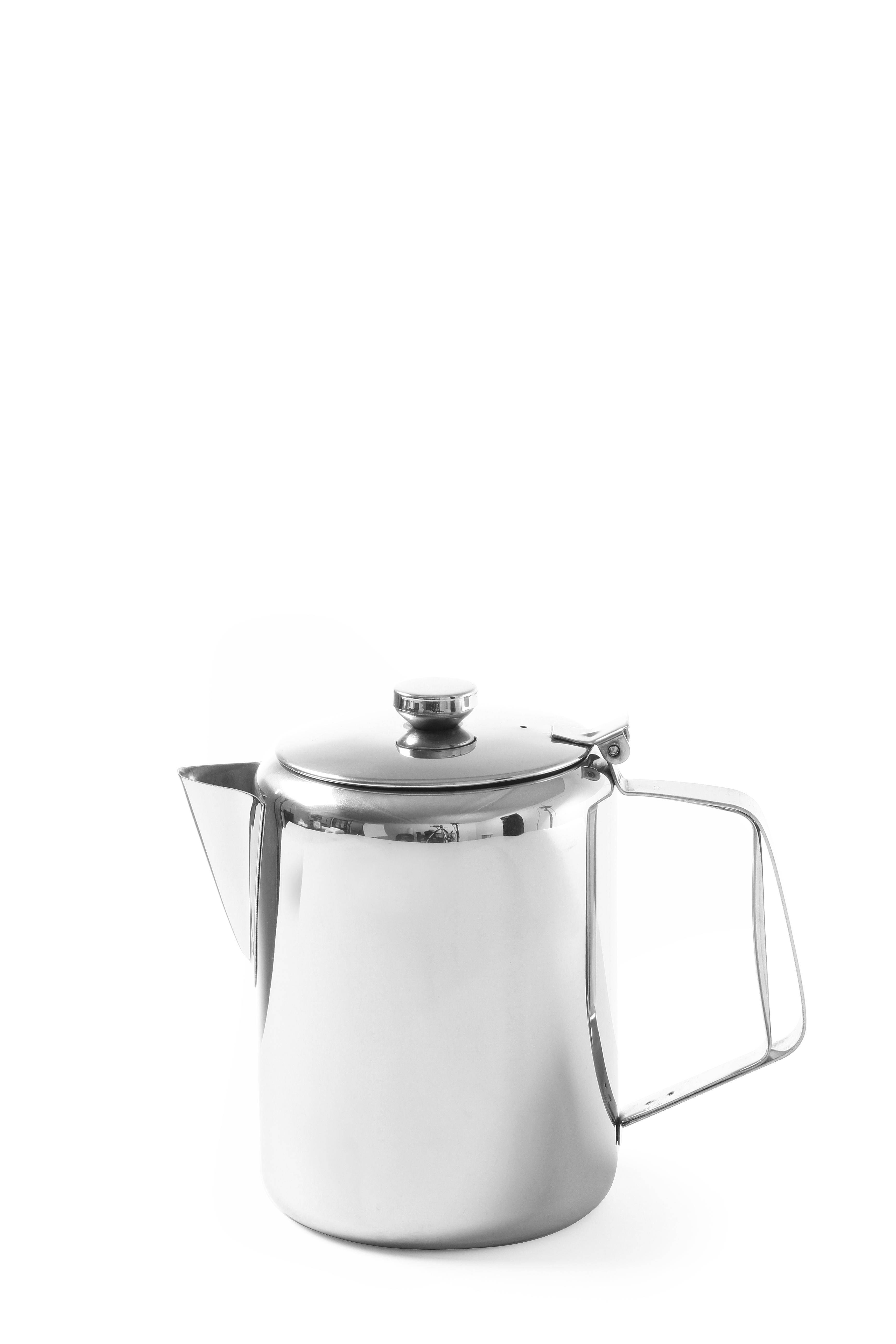 Una teiera in acciaio inox con coperchio e manico su sfondo bianco.