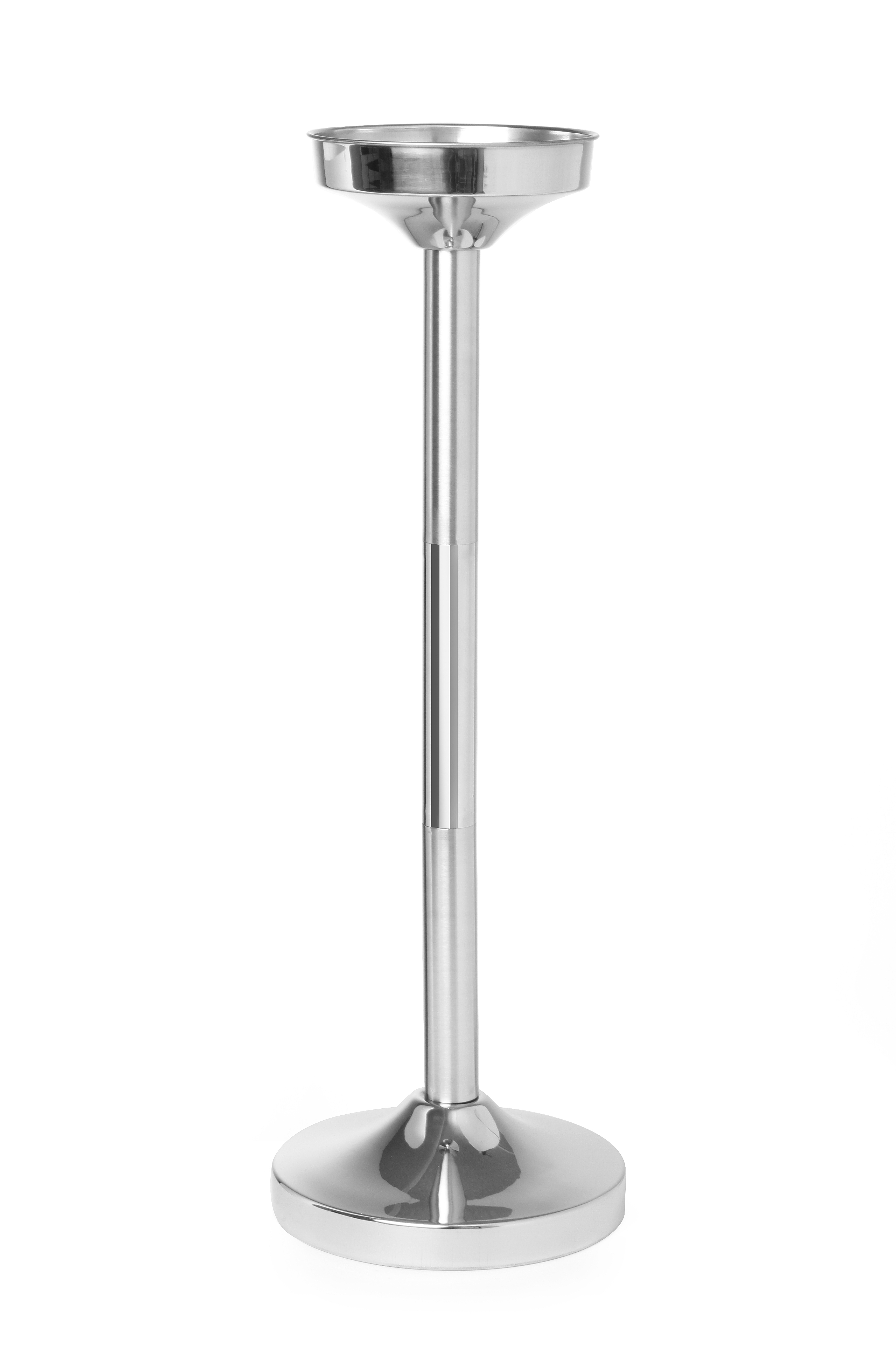 Un posacenere alto e argentato con base rotonda e parte superiore a forma di imbuto.