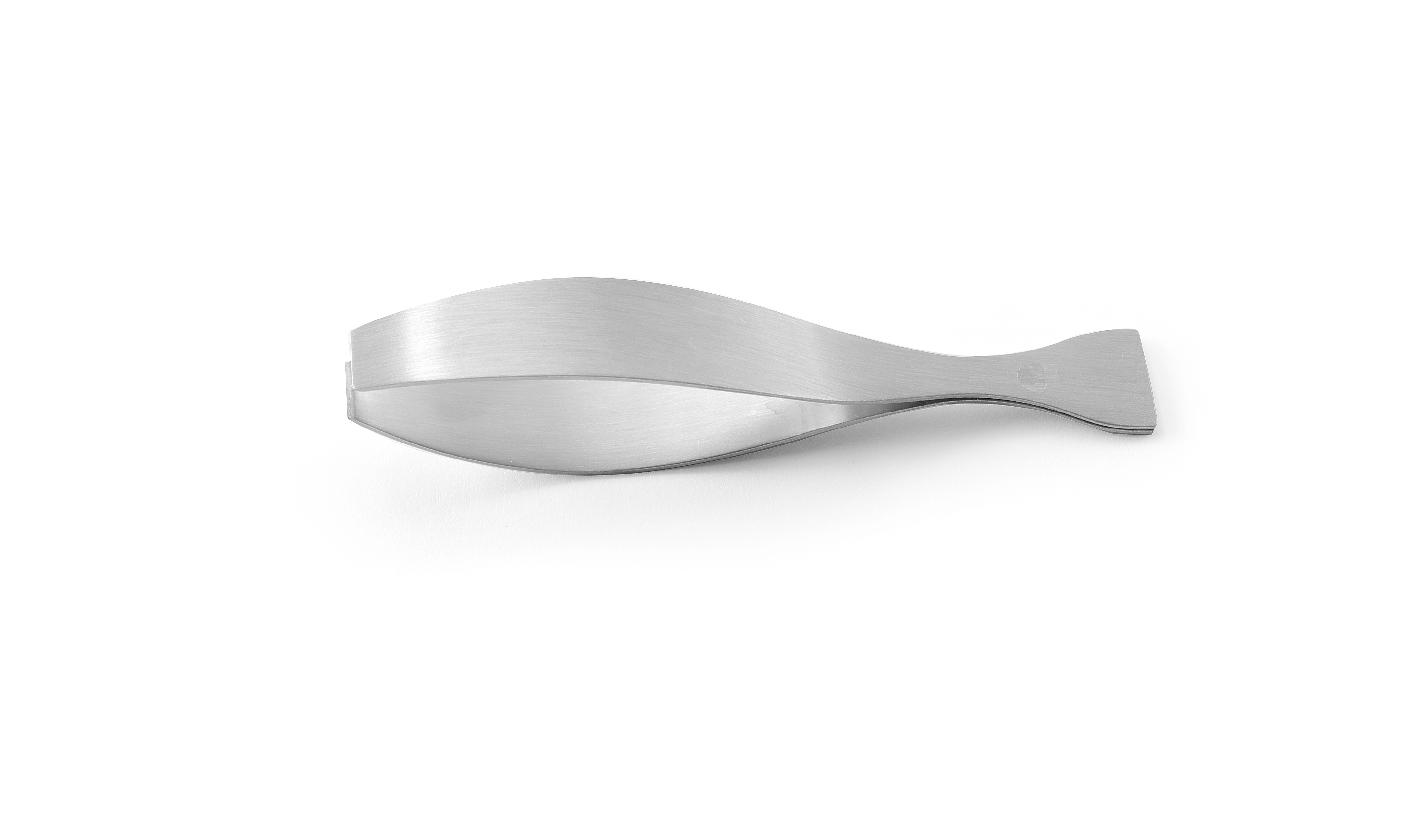 Pinze da portata in acciaio inox su sfondo bianco. Design curvo.