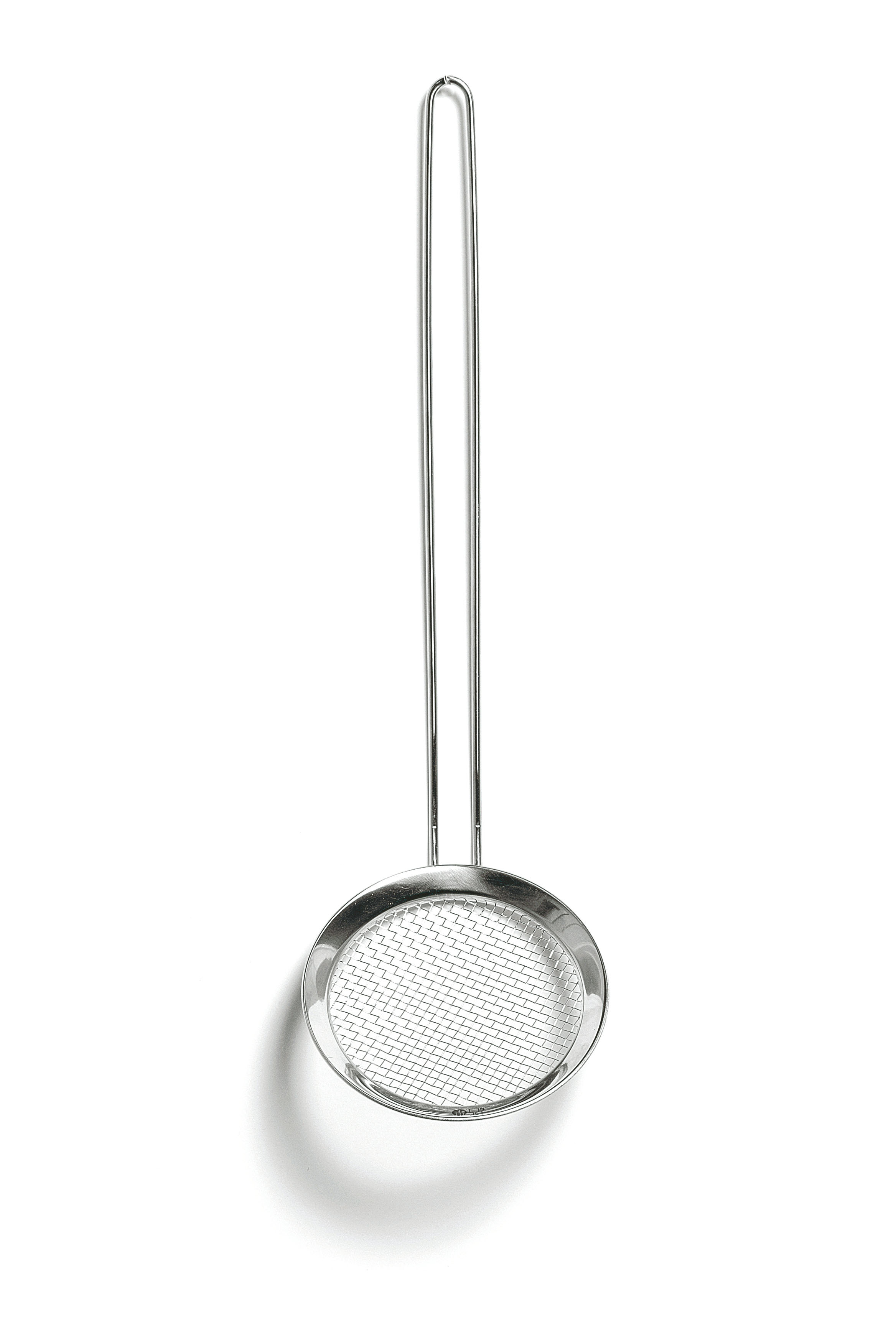 Un colino rotondo in acciaio inox con un lungo manico su sfondo bianco.
