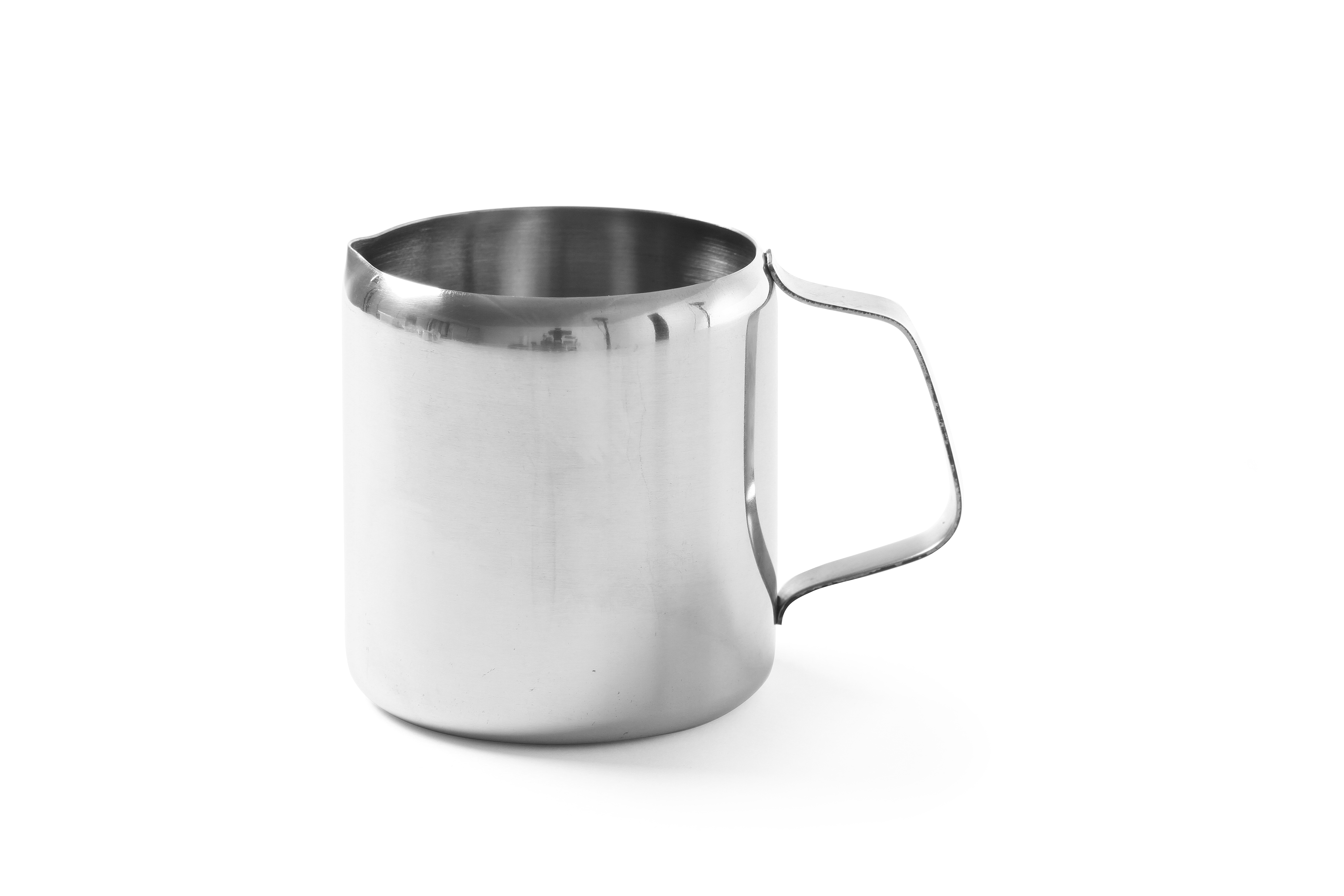 Tazza in acciaio inox con manico, forma cilindrica semplice, su sfondo bianco.