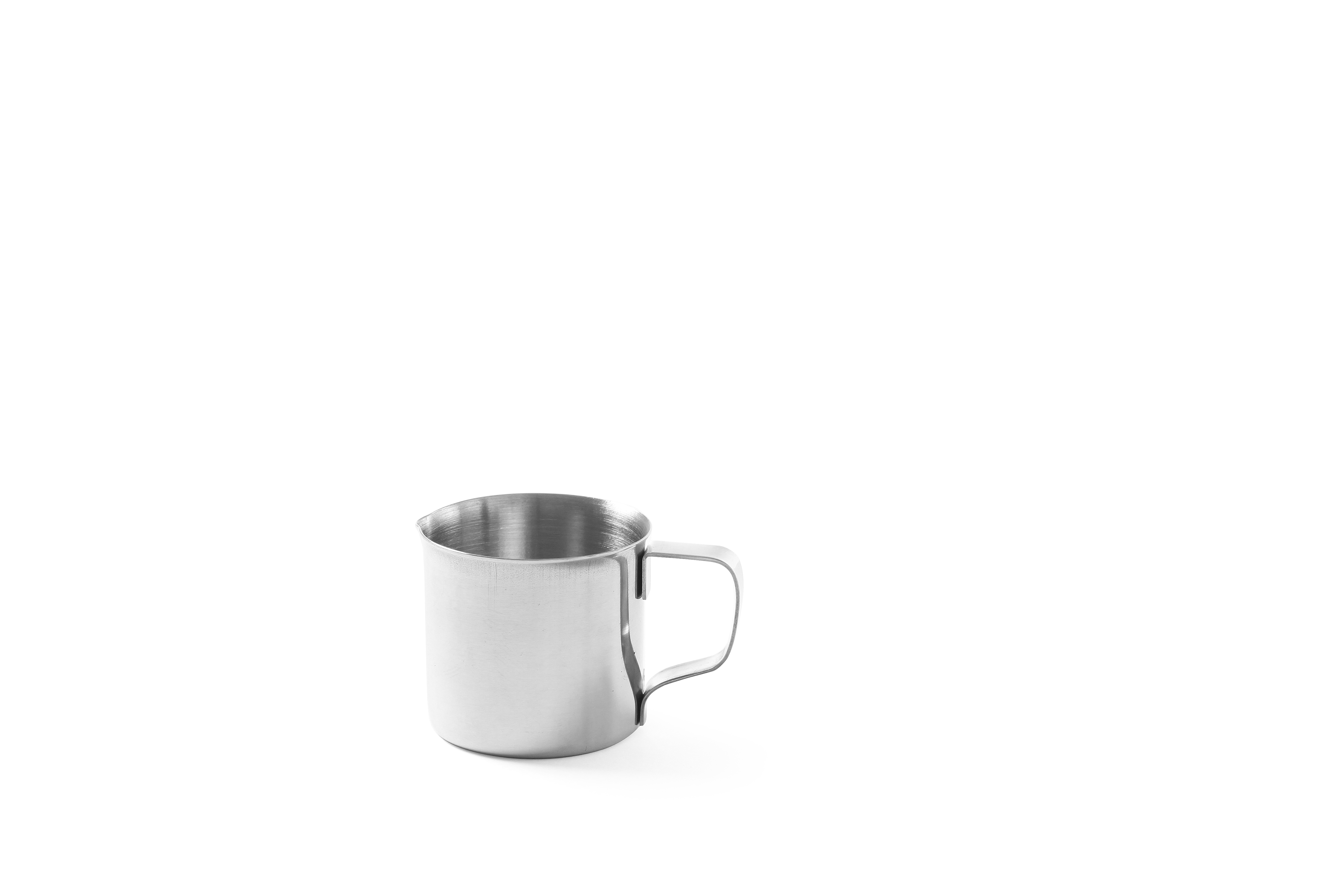 Una piccola tazza in acciaio inossidabile con manico.