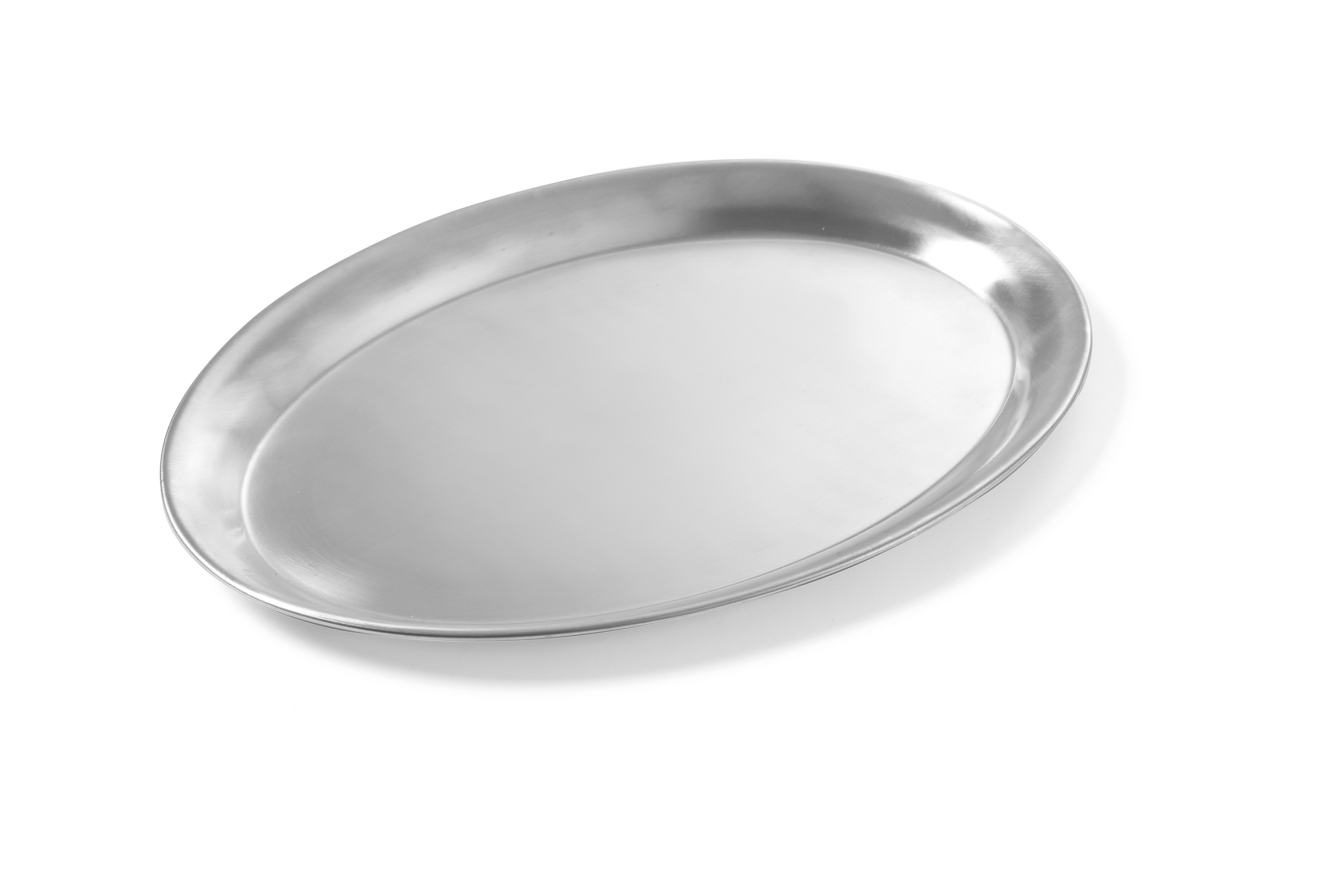 Un vassoio ovale in acciaio inox su sfondo bianco.