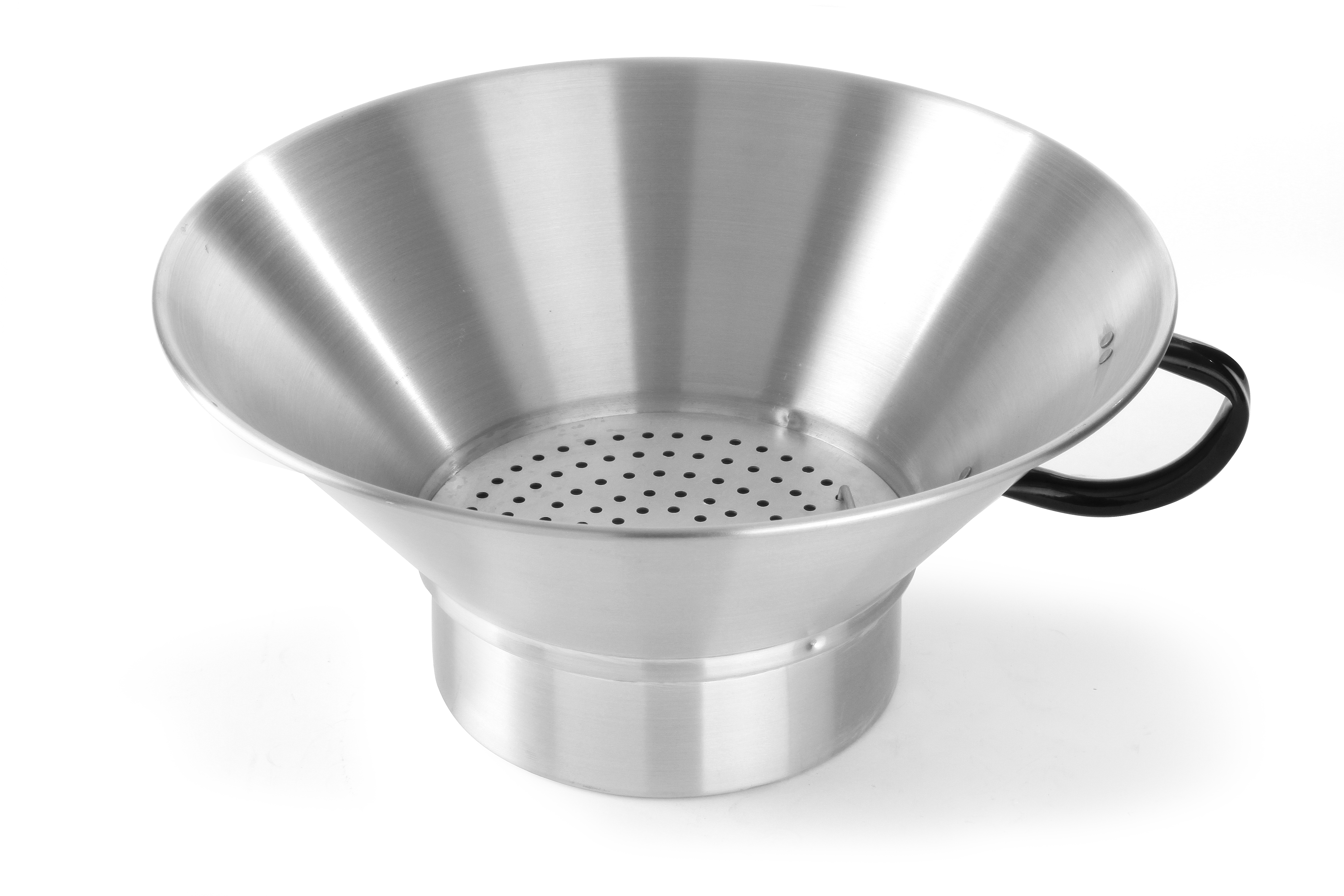 Un colino a forma di wok con manico nero, isolato su bianco, con molti fori.
