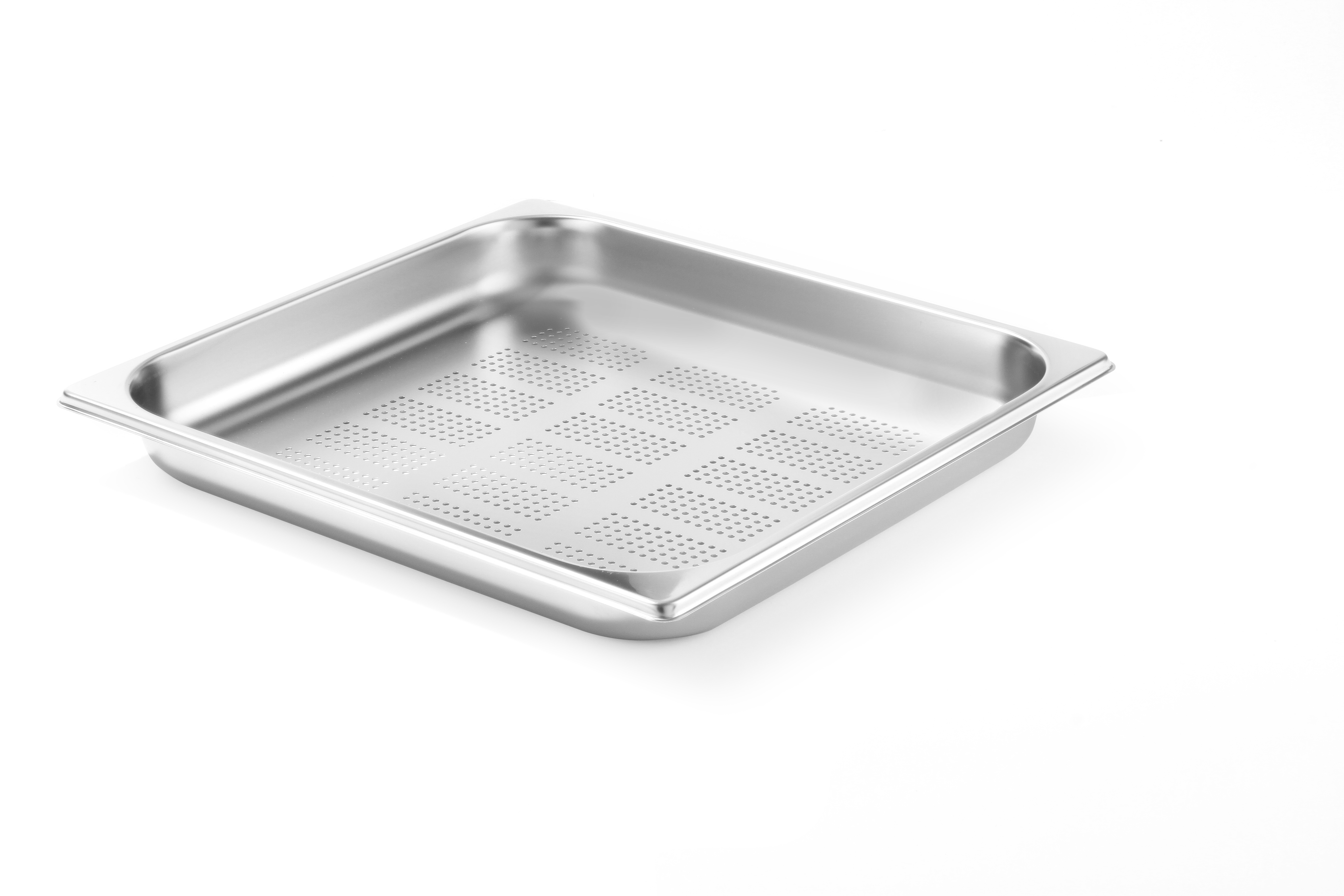 Una vaschetta forata in acciaio inox, rettangolare con angoli arrotondati, su bianco.