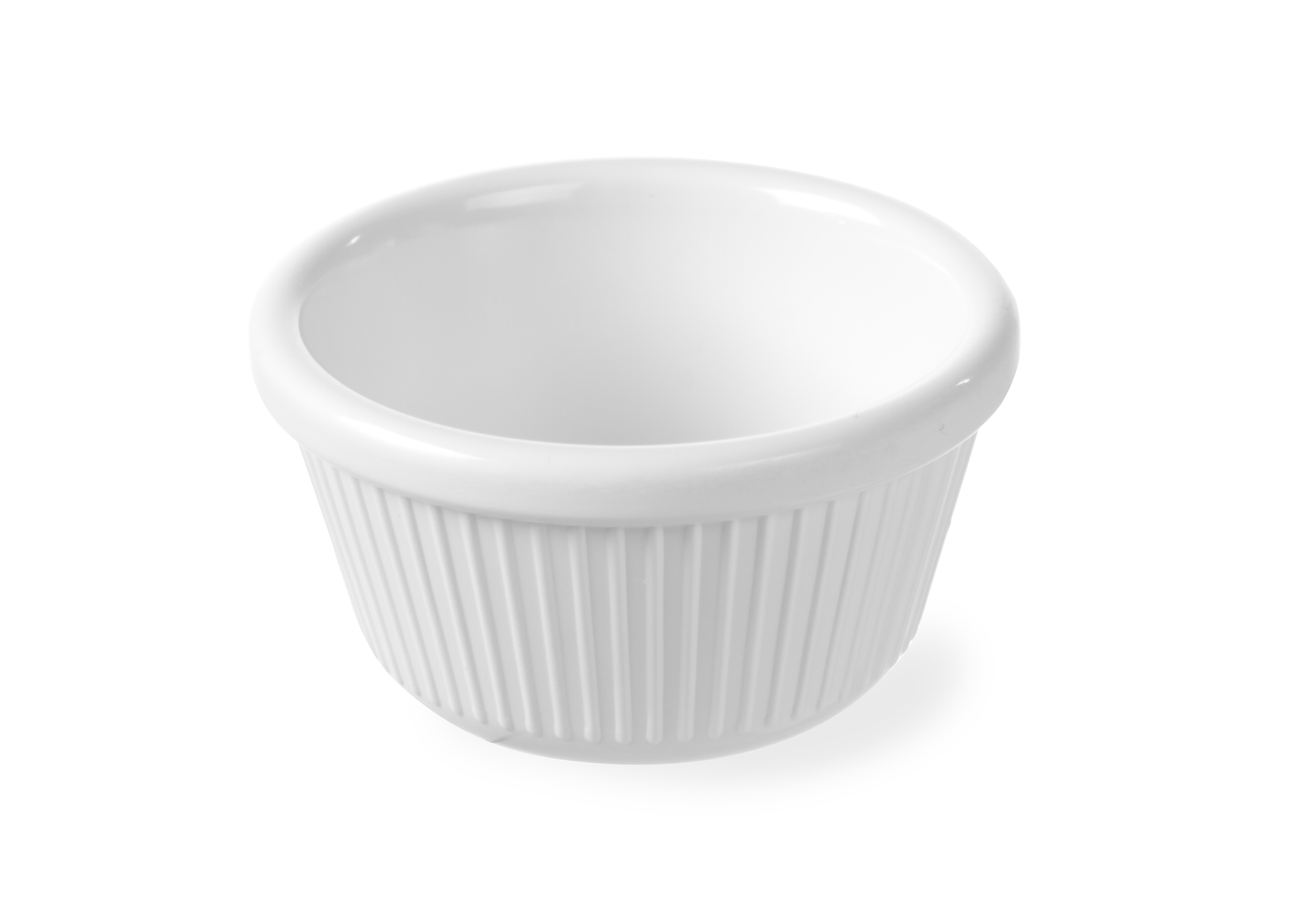 Ramekin in ceramica bianca con scanalature verticali.