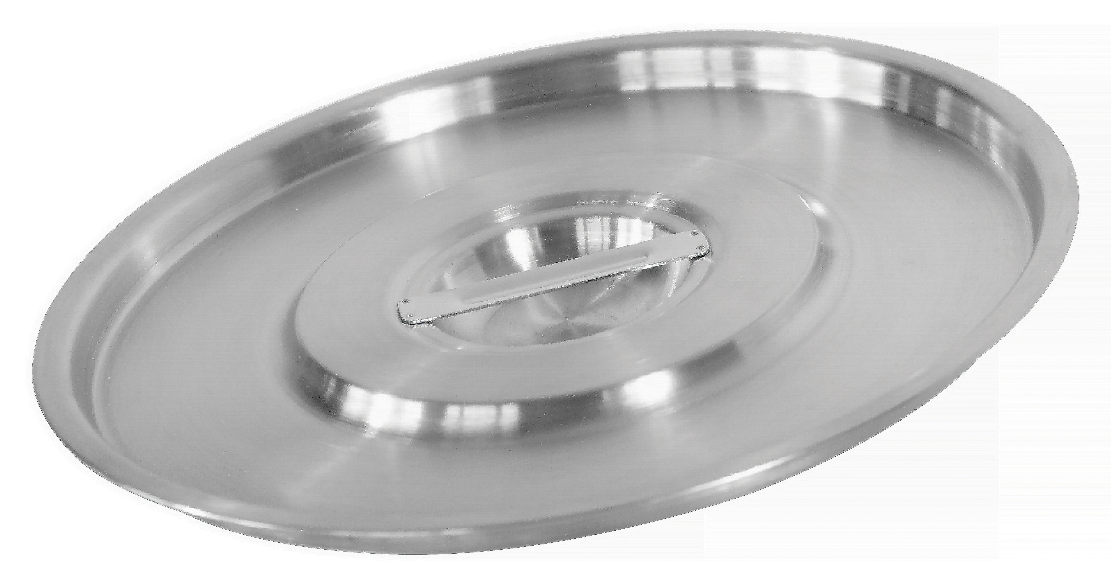 Coperchio ovale in acciaio inox argentato con manico. Sfondo bianco.