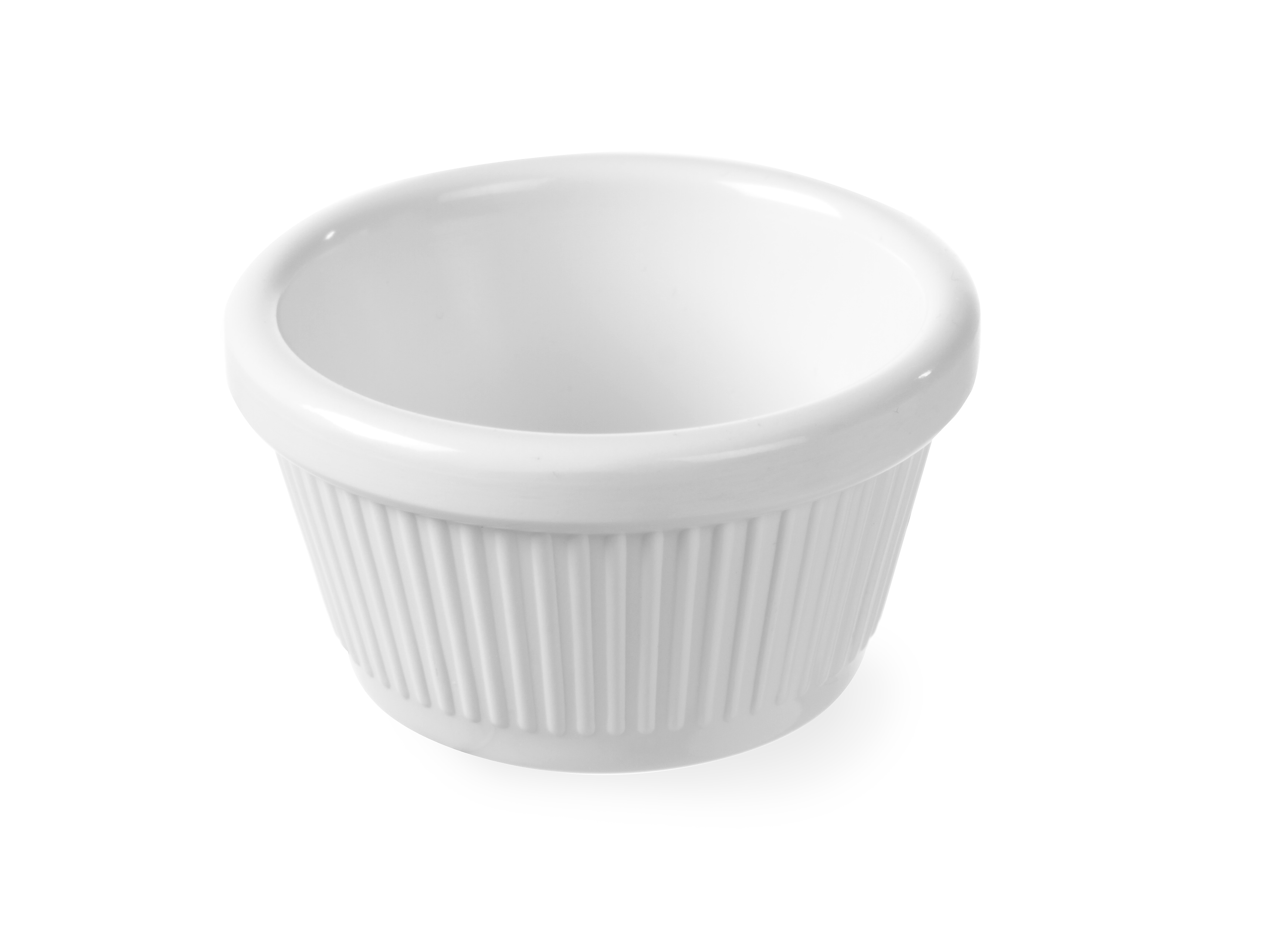 Un piccolo ramekin bianco scanalato. Ha un bordo arrotondato ed è appoggiato su una superficie bianca.