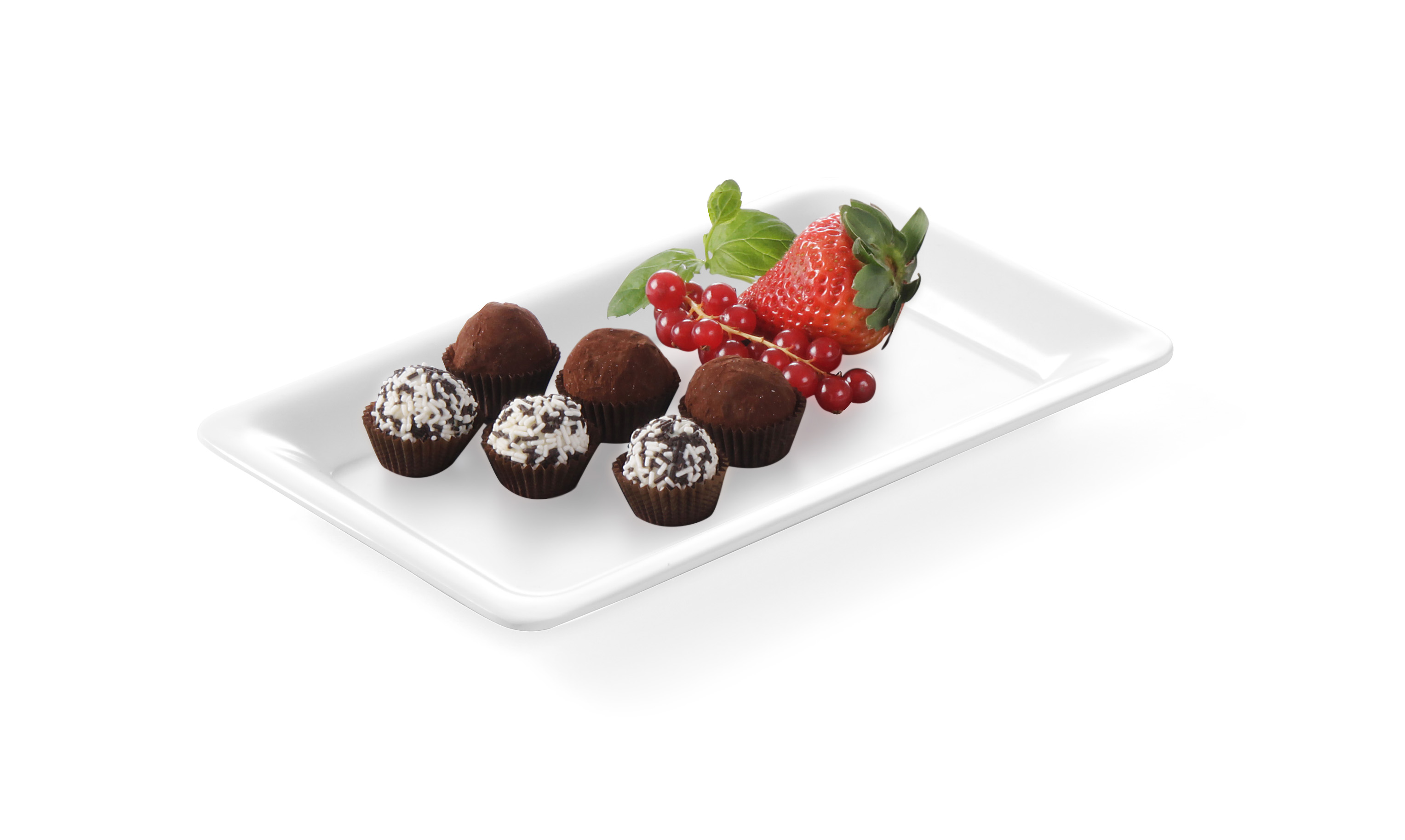 Un piatto bianco con assortimento di tartufi al cioccolato, una fragola e ribes rossi.