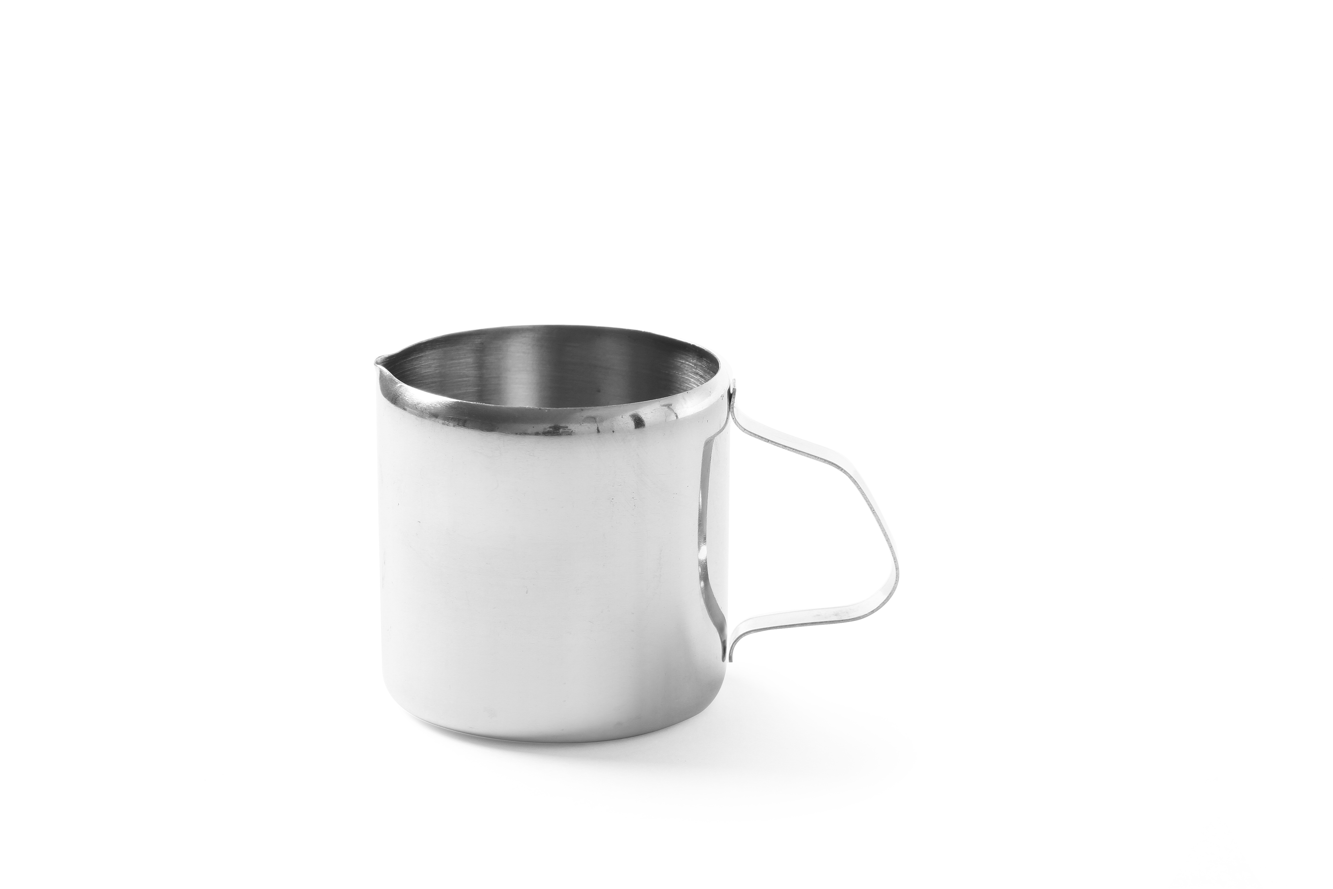 Un piccolo bricco in acciaio inox con manico e beccuccio.