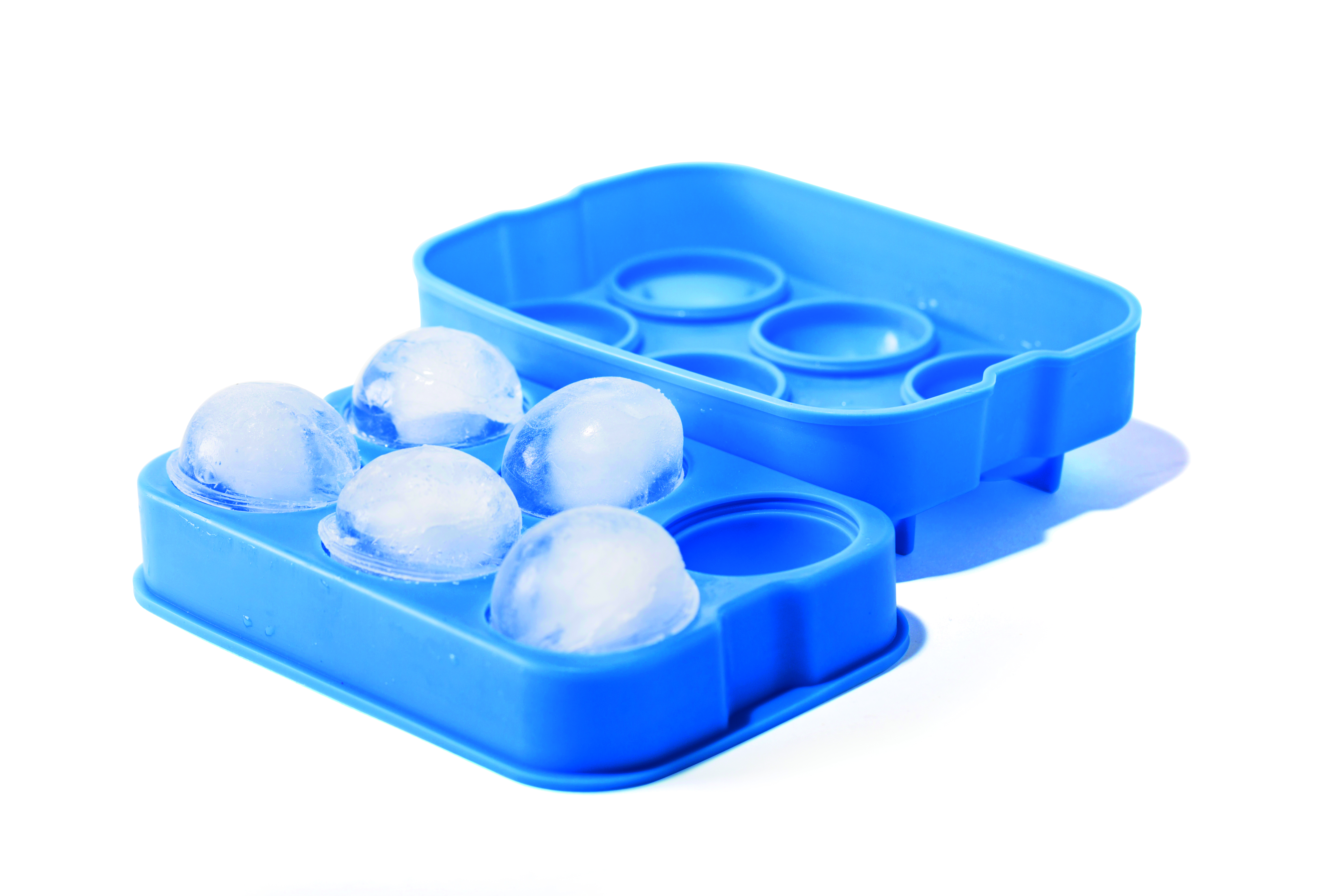 Un vassoio per cubetti di ghiaccio in plastica blu. Contiene sei cubetti di ghiaccio rotondi. Un altro vassoio sullo sfondo.