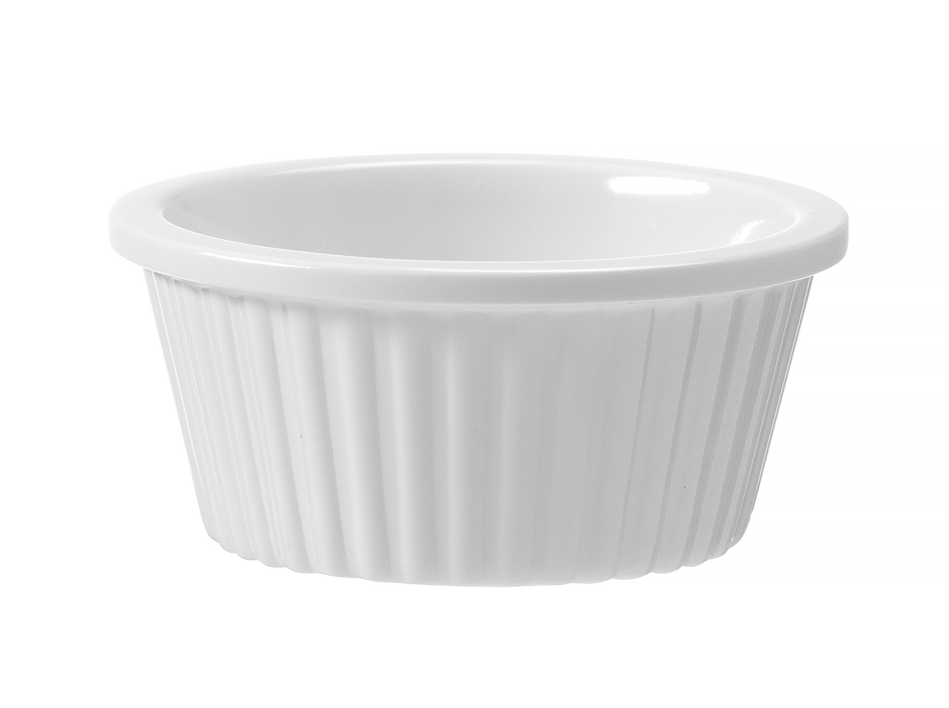 Un piccolo ramekin in ceramica bianca con i lati a coste.