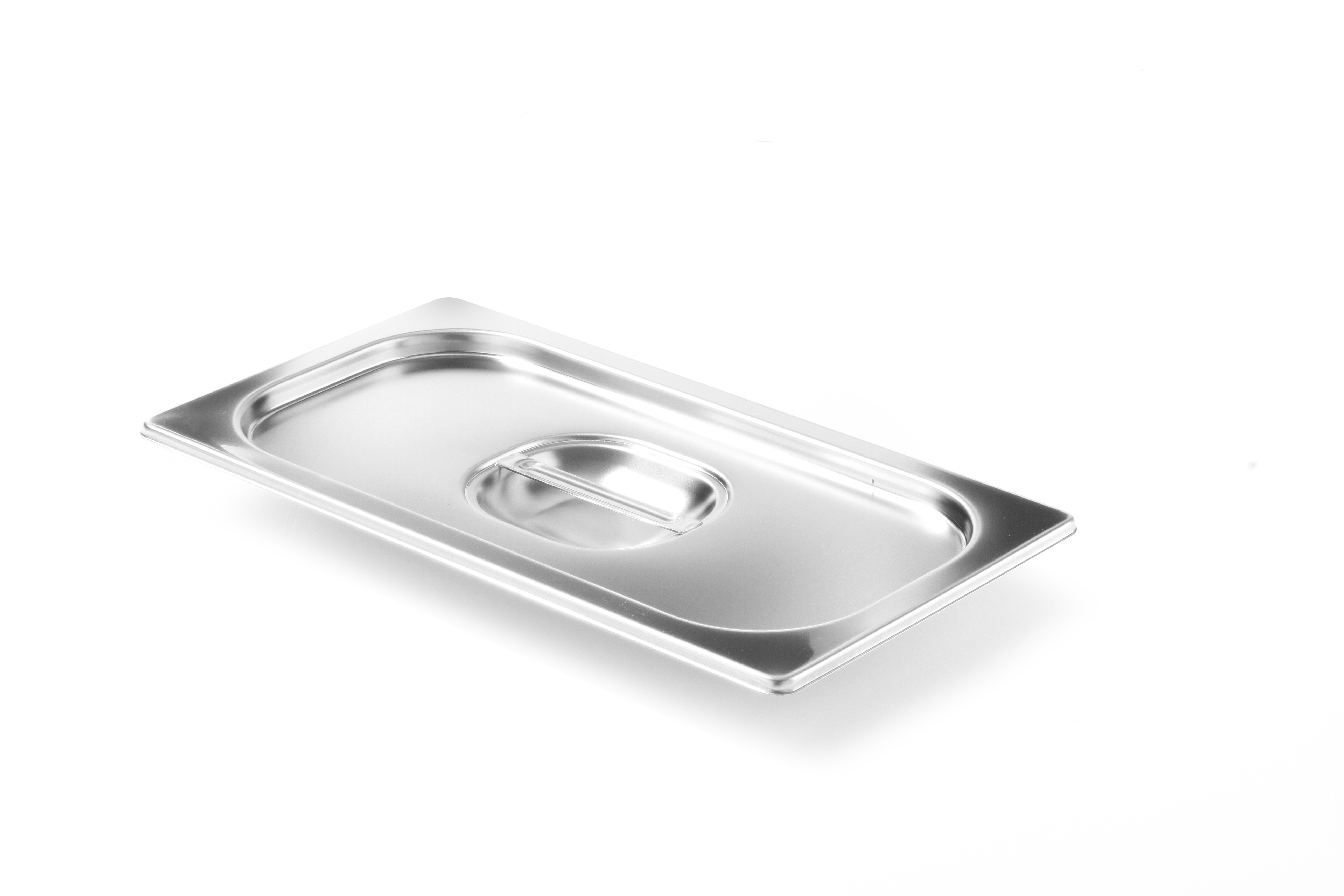 Vassoio in acciaio inox con coperchio. Superficie bianca, prospettiva angolata.