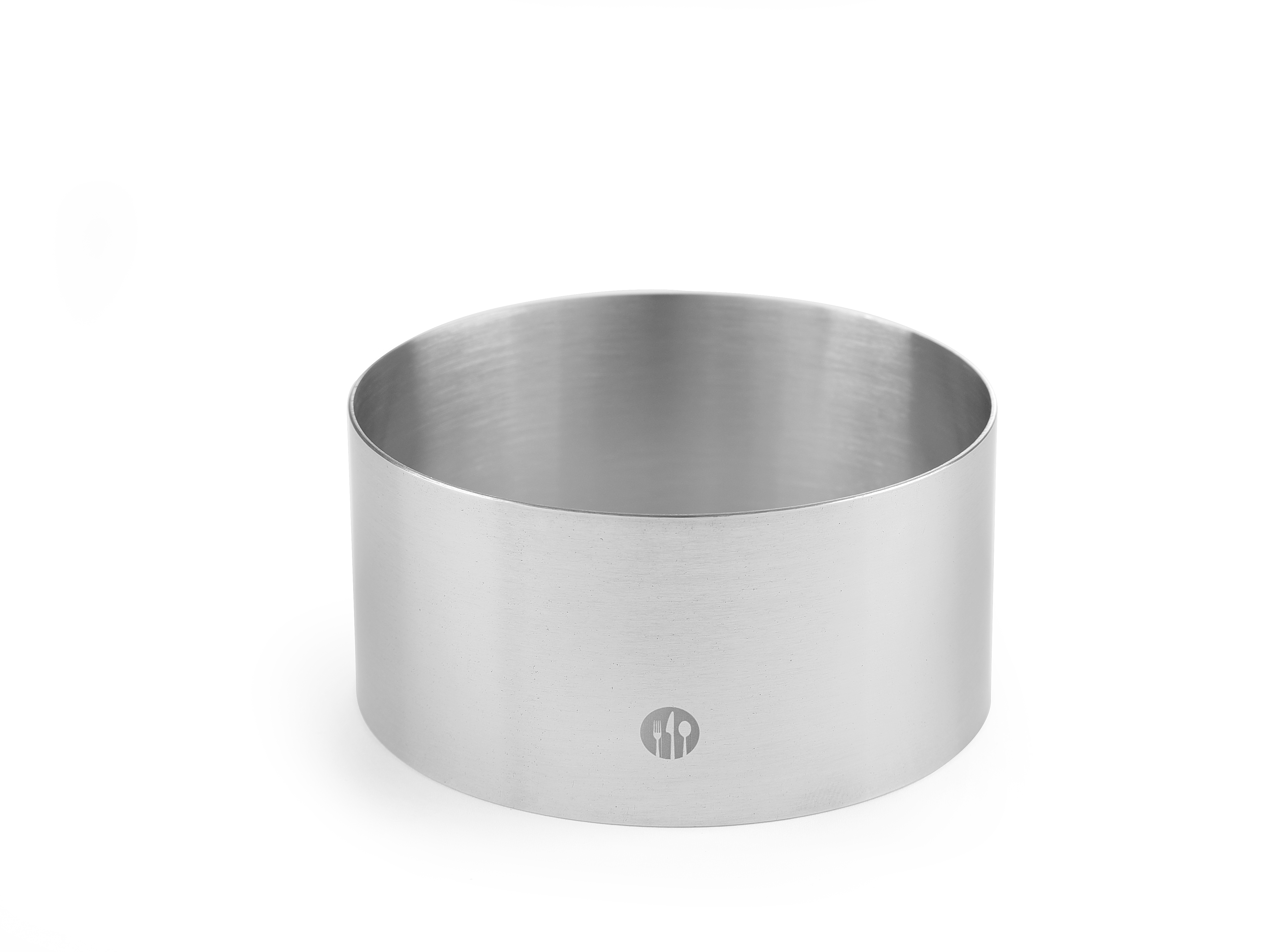 Un anello per torte rotondo in acciaio inox. Sfondo bianco.