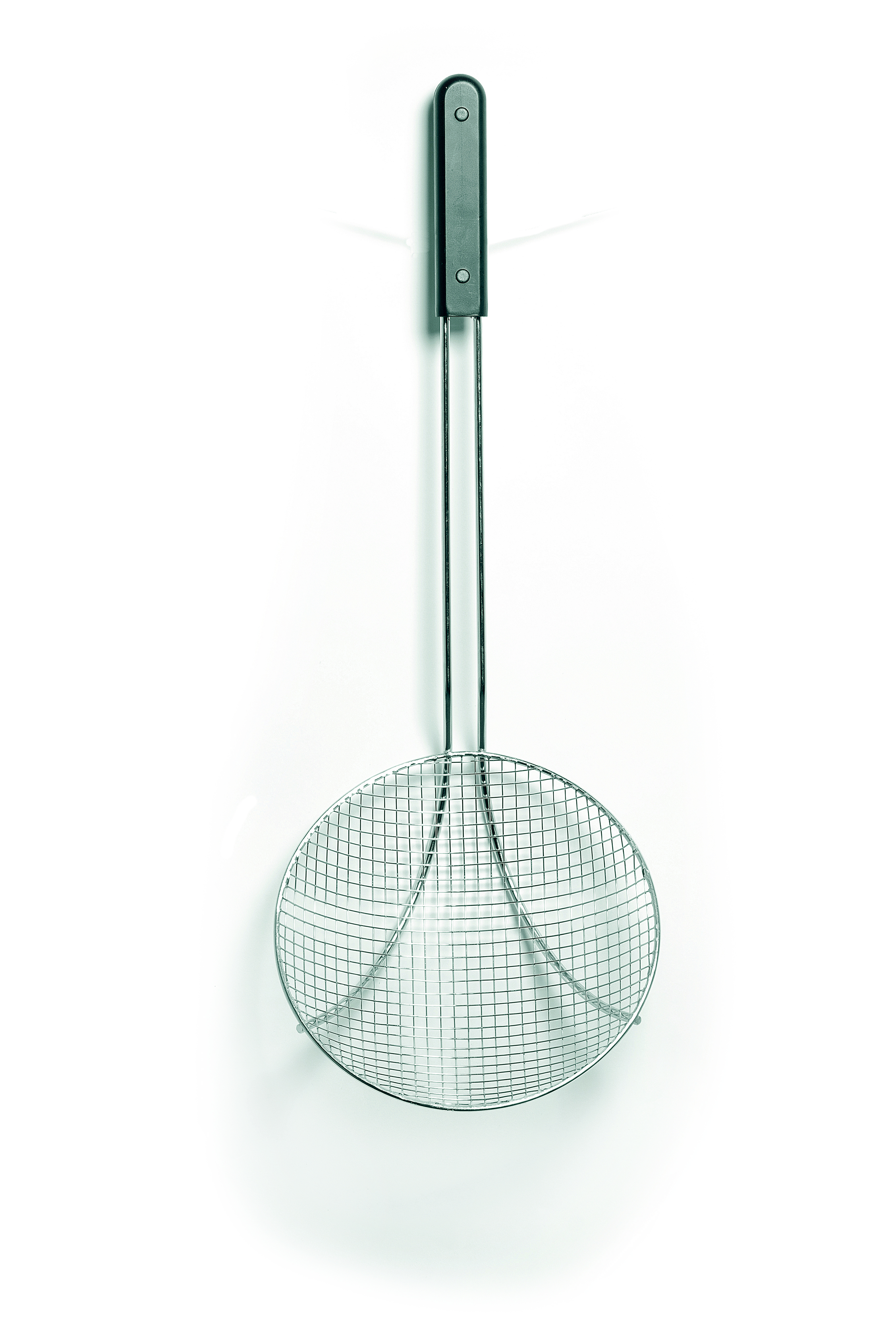 Schiumarola in acciaio inox con manico lungo su sfondo bianco.