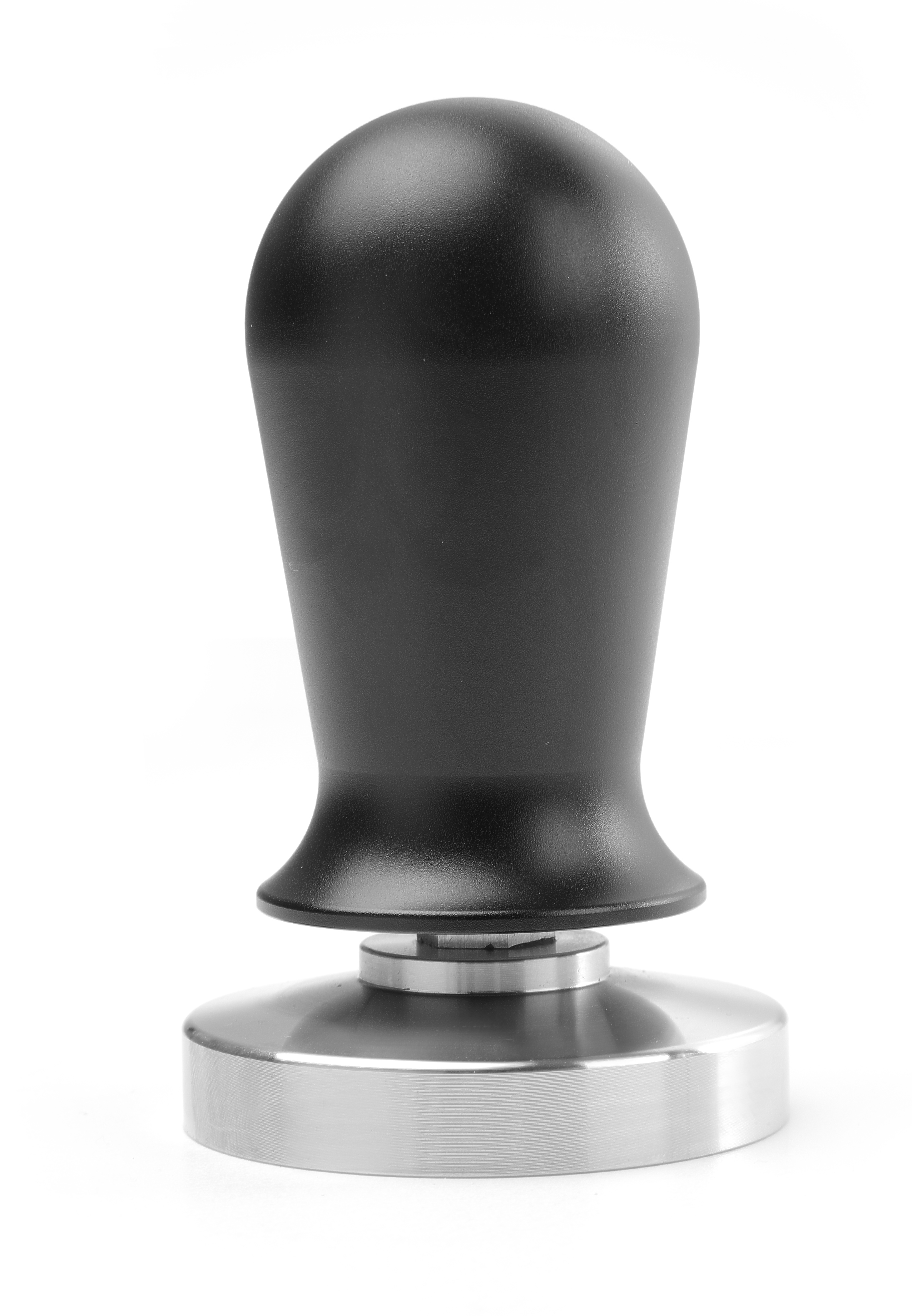 Un pressino per caffè nero con base rotonda argentata.