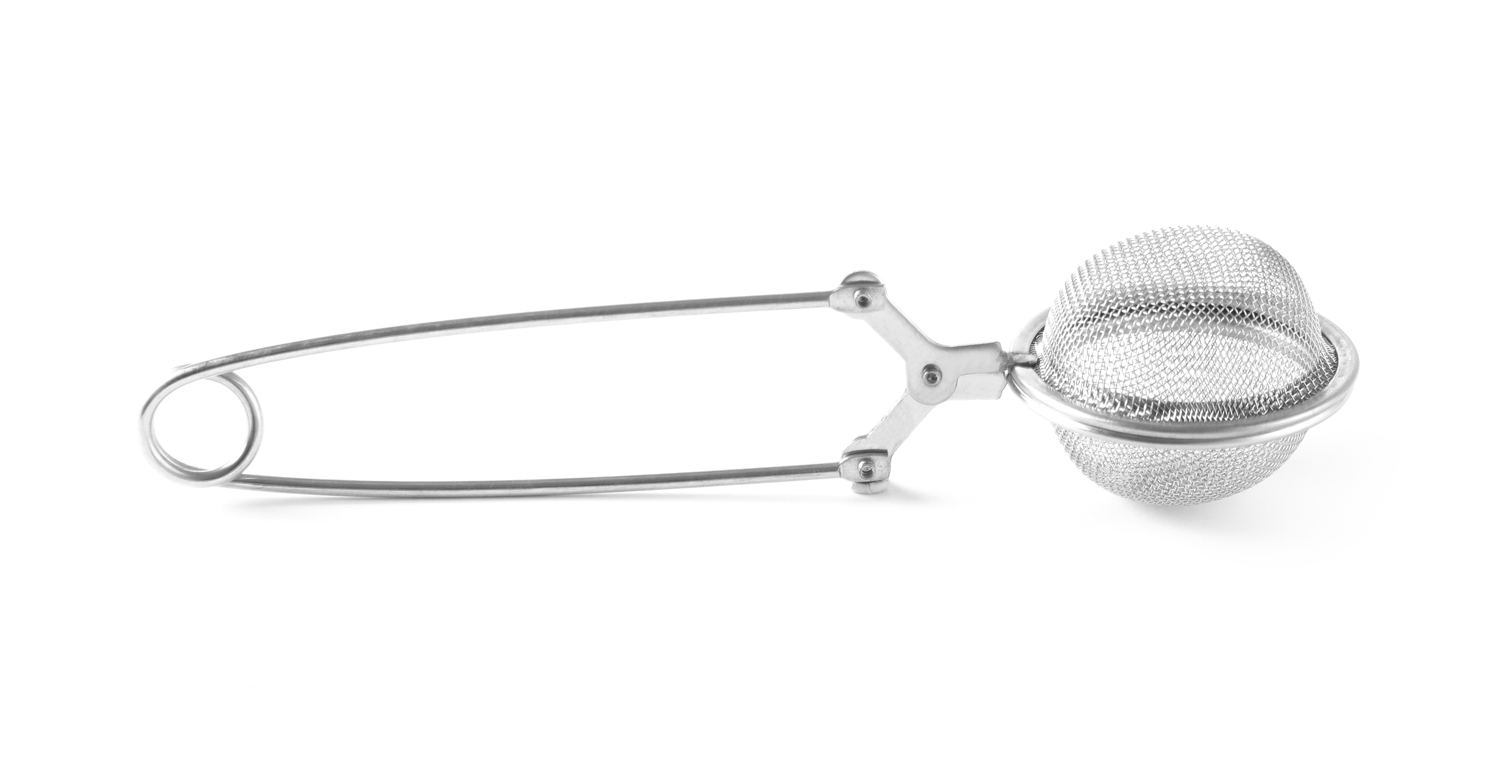 Infusore per tè su bianco. Sfera in rete metallica con manico e chiusura.