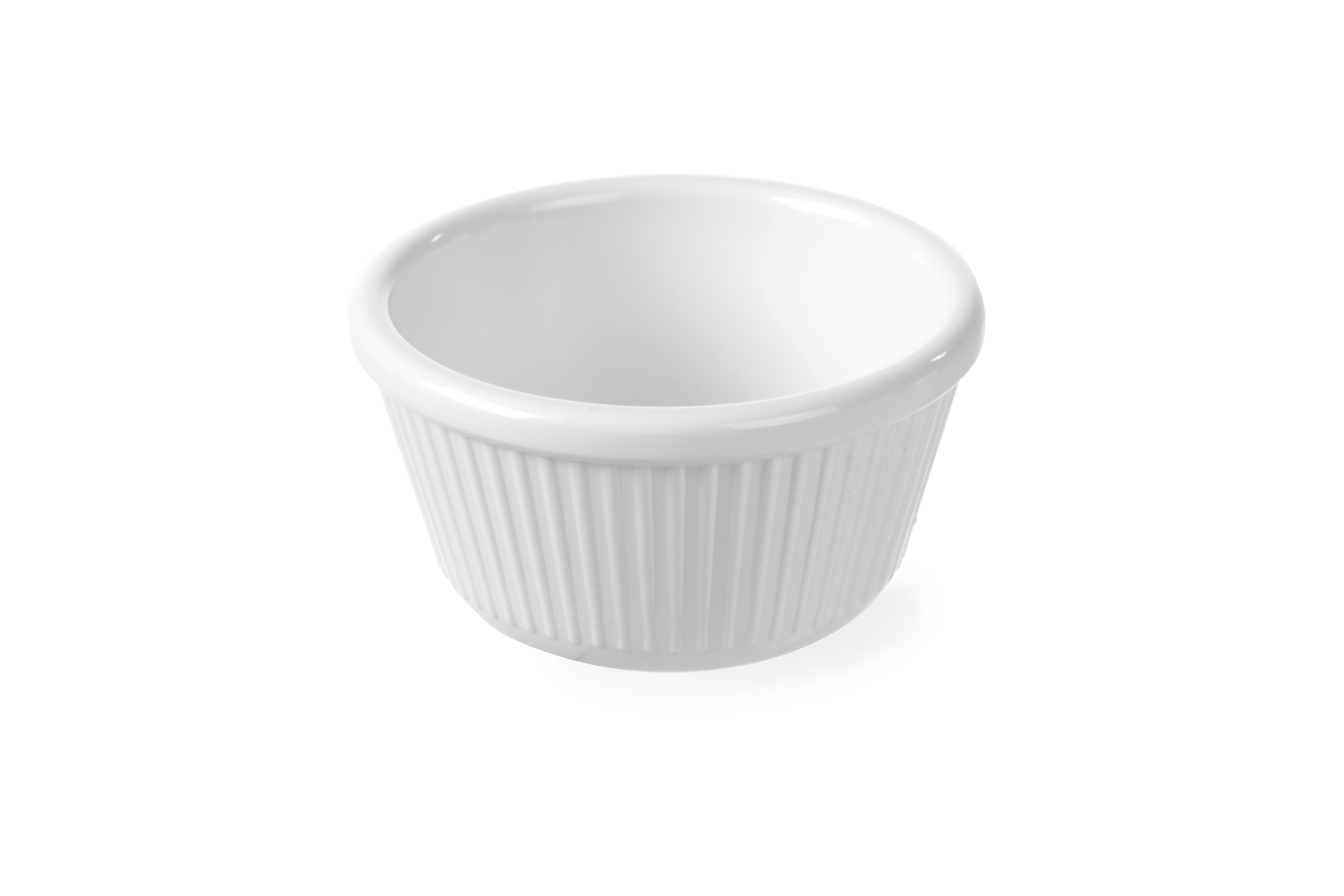 Ramekin bianco con lati scanalati, vuoto.
