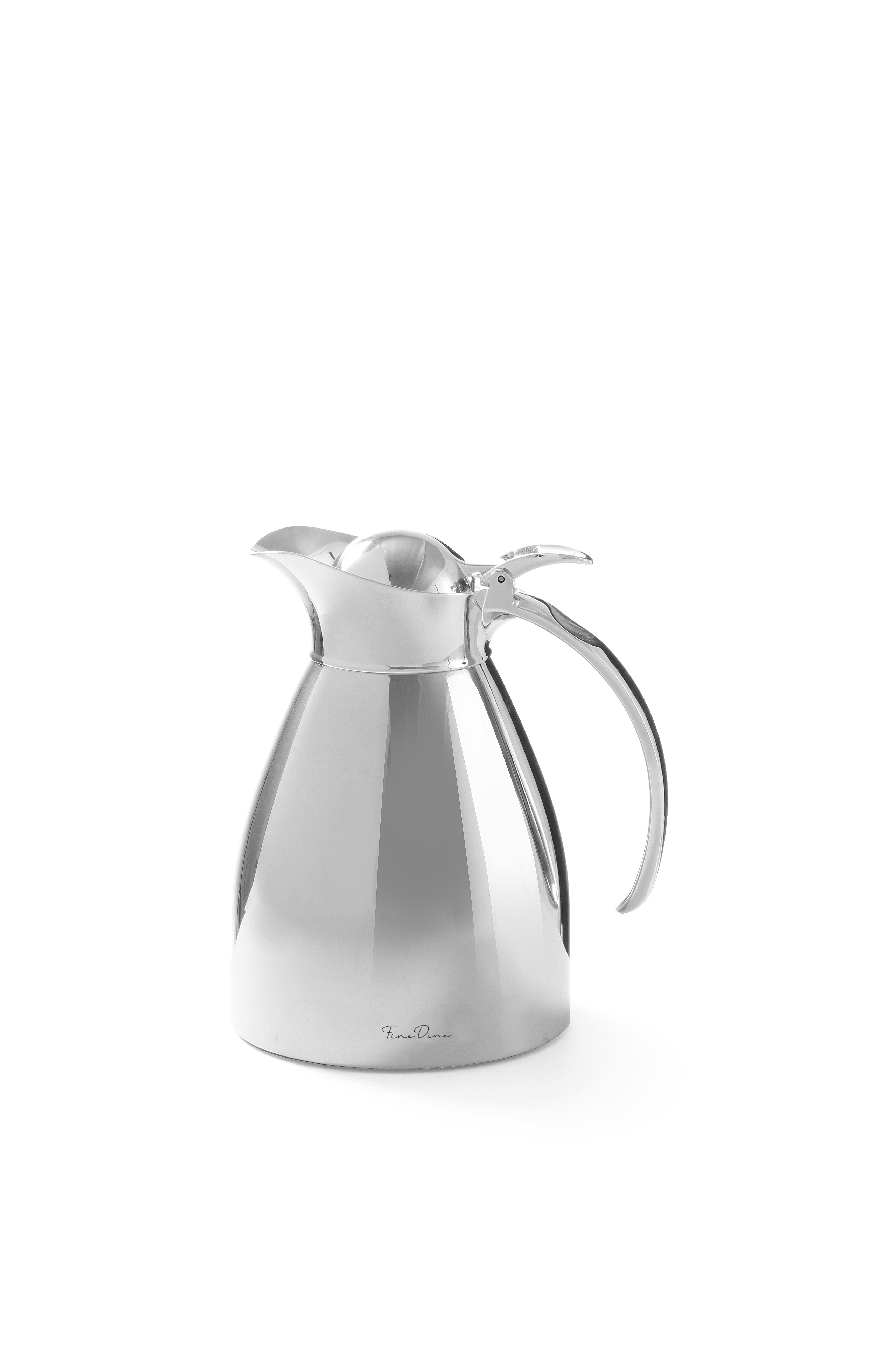 Una caraffa termica argentata e lucida con manico, su sfondo bianco.