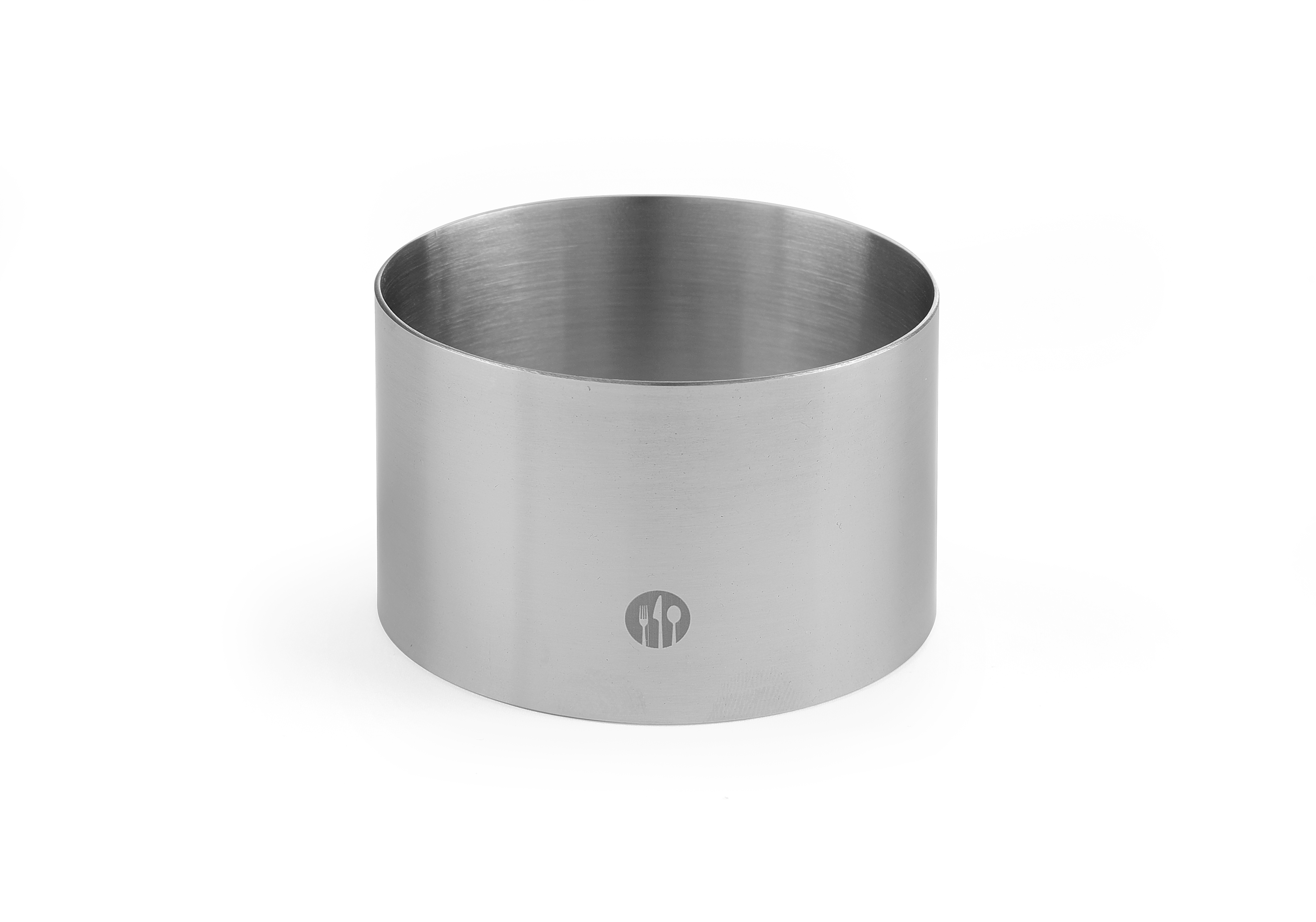 Un anello per torte in acciaio inox. Sfondo bianco.