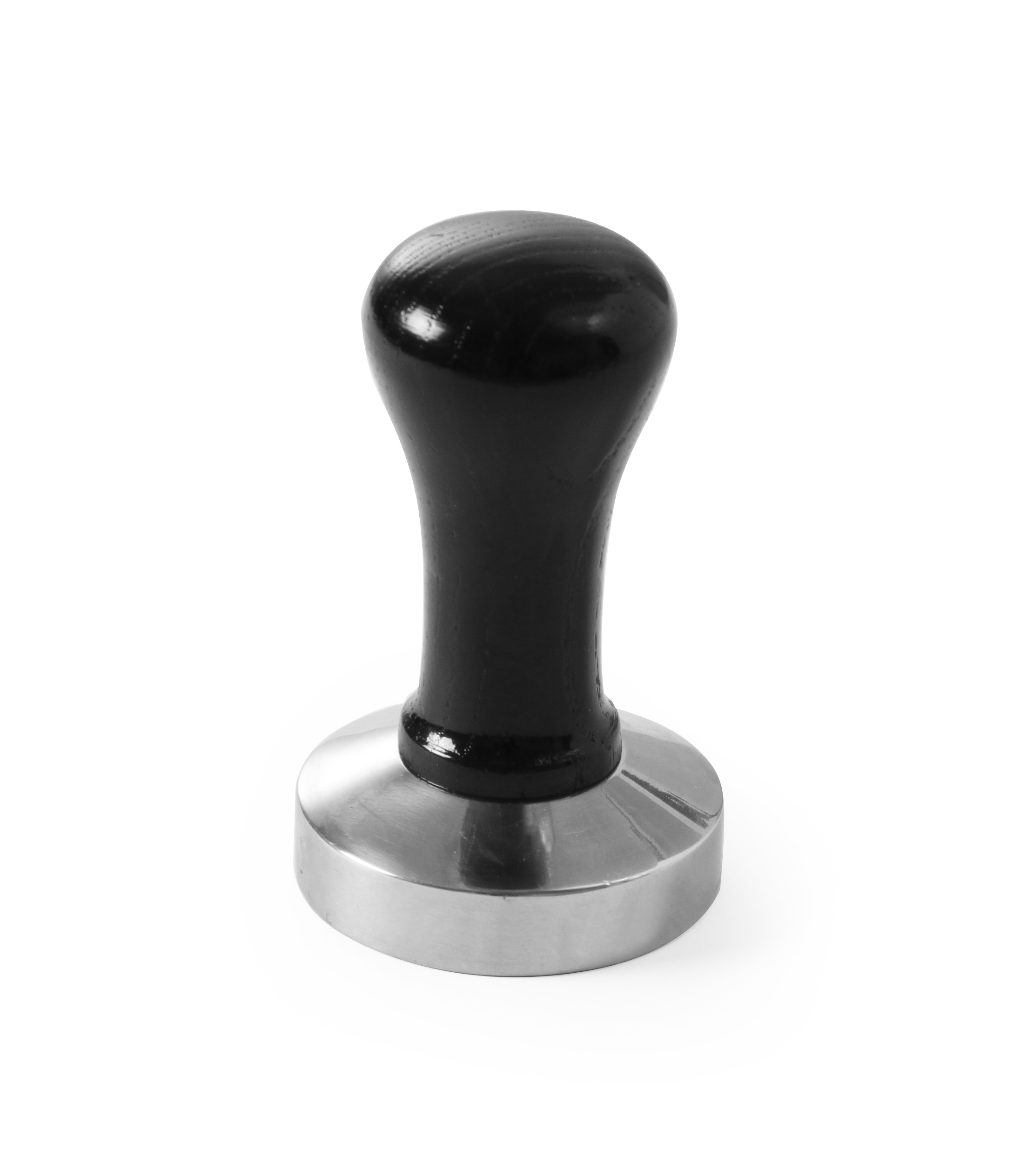 Un pressino per caffè con manico nero. Base in acciaio inox, sfondo bianco.