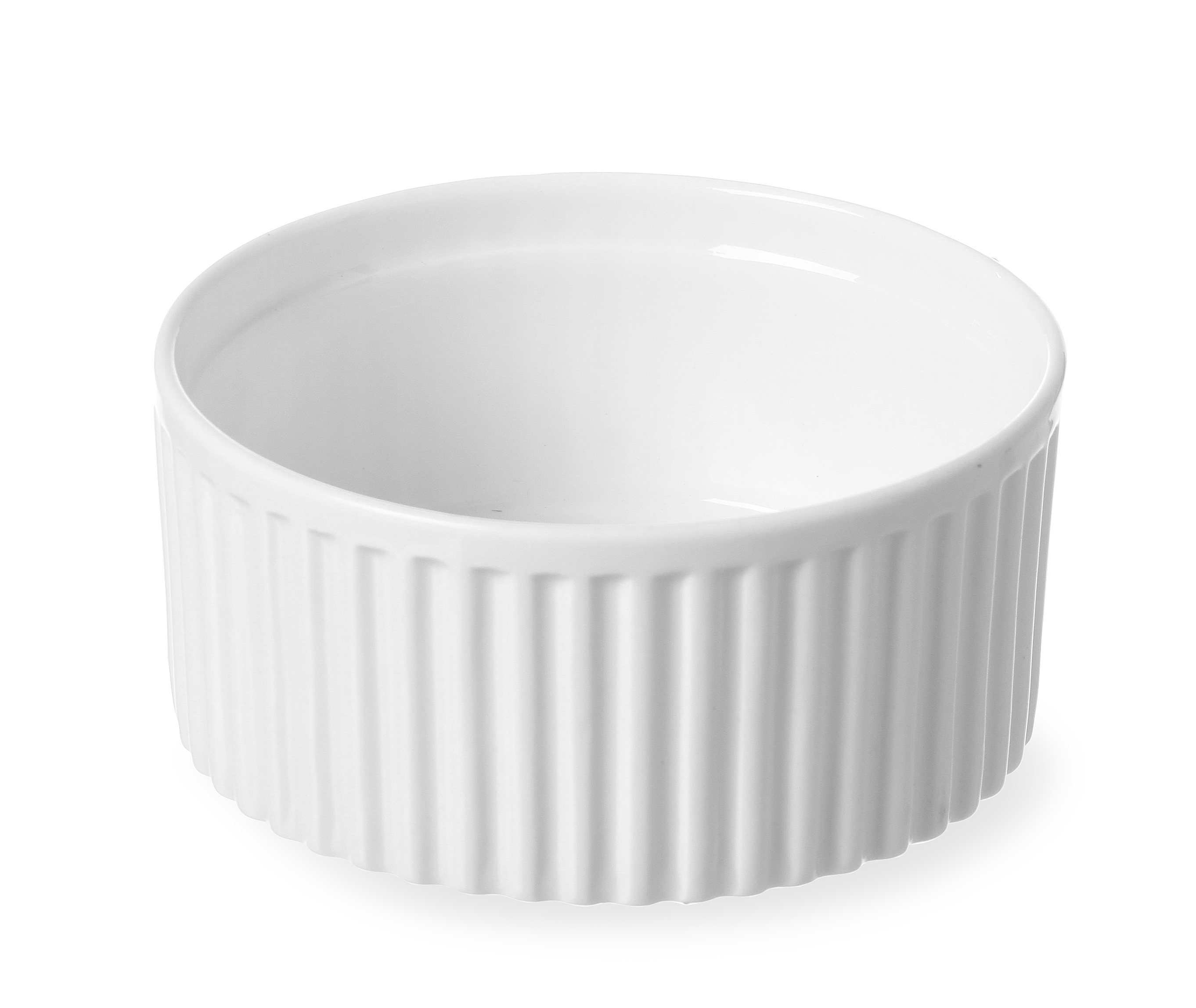 Un ramekin in ceramica bianca scanalata su sfondo bianco.