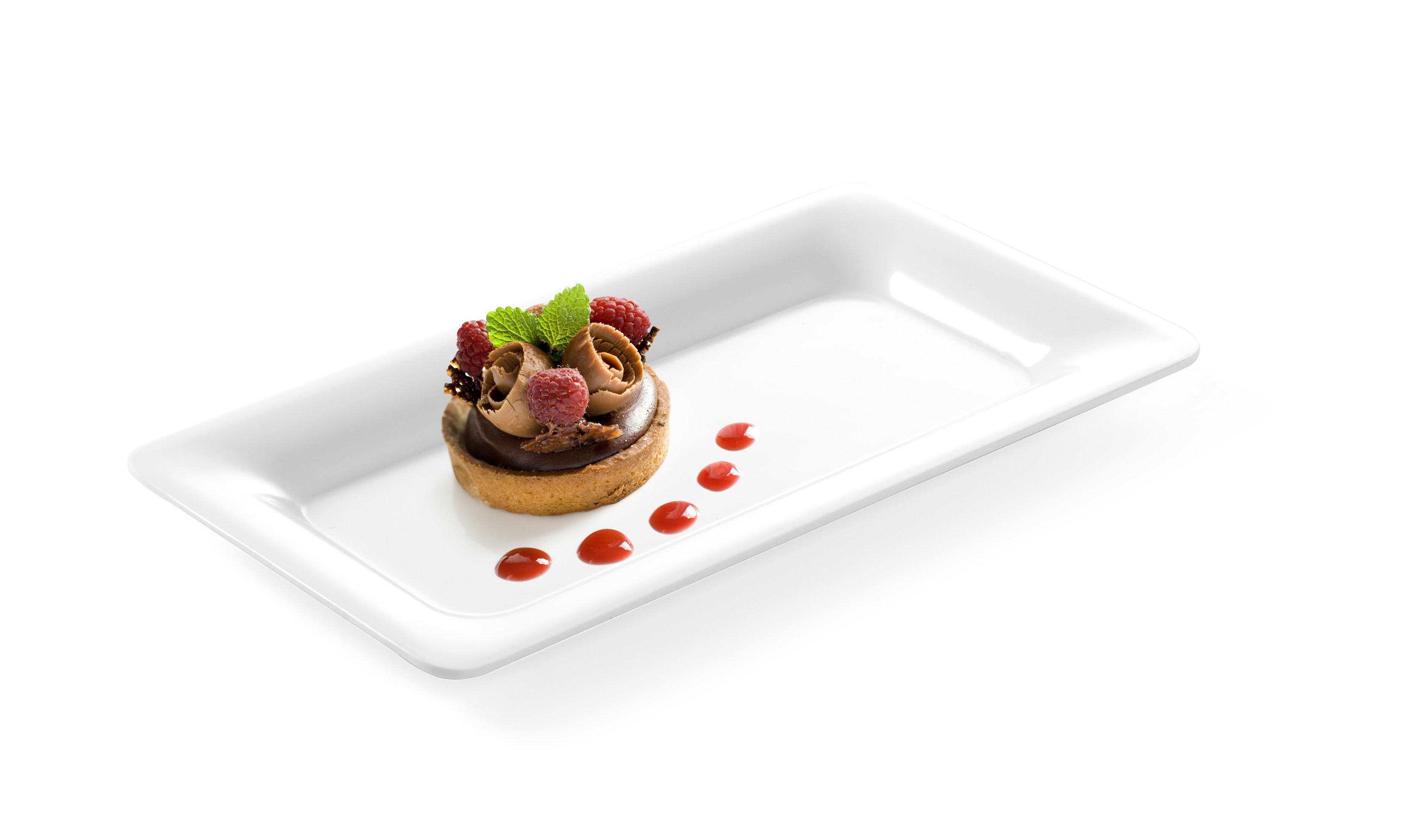 Un dessert su un piatto rettangolare bianco.
