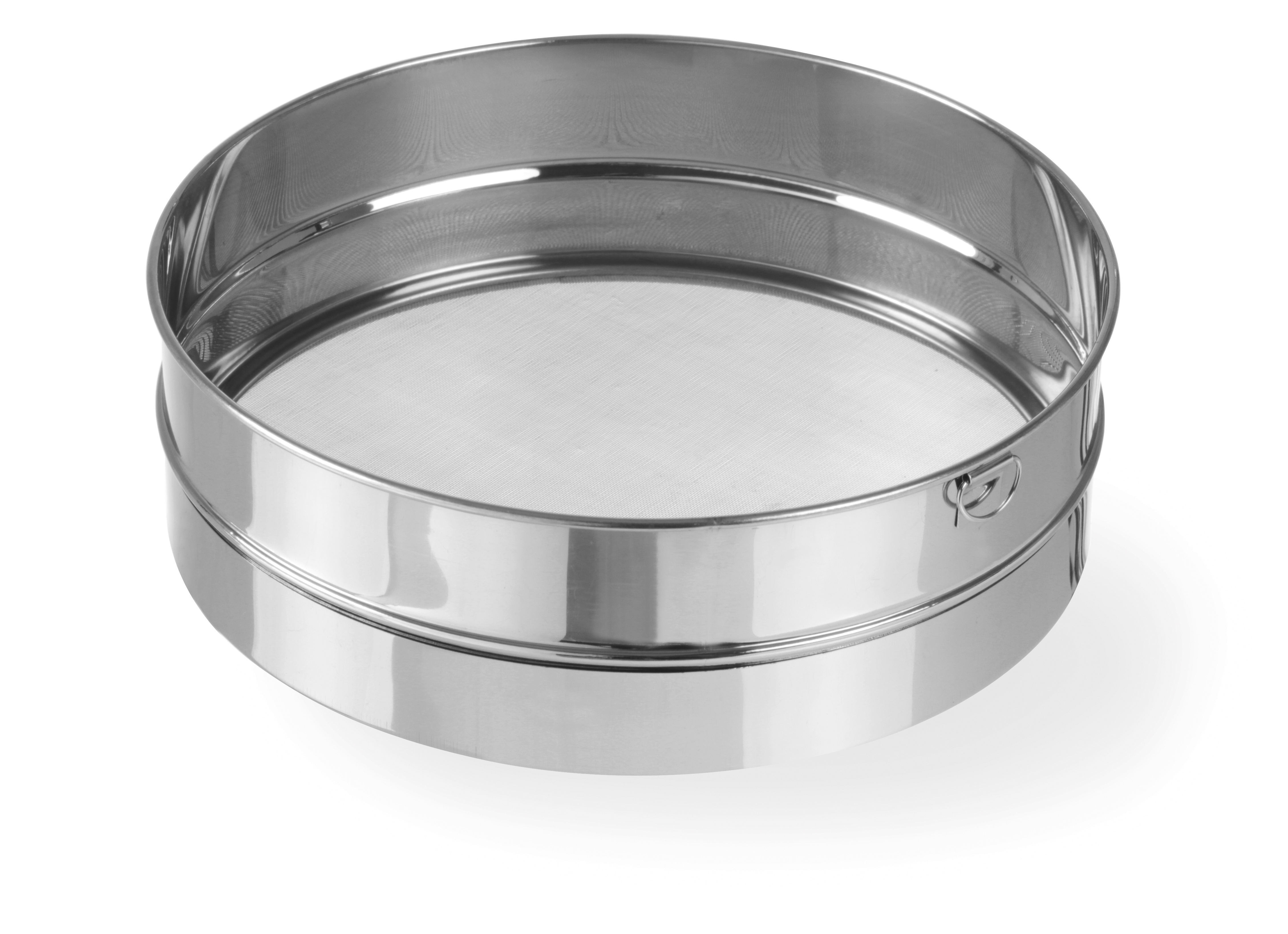 Setaccio in acciaio inox. Rotondo con una rete. Il setaccio è su una superficie bianca.