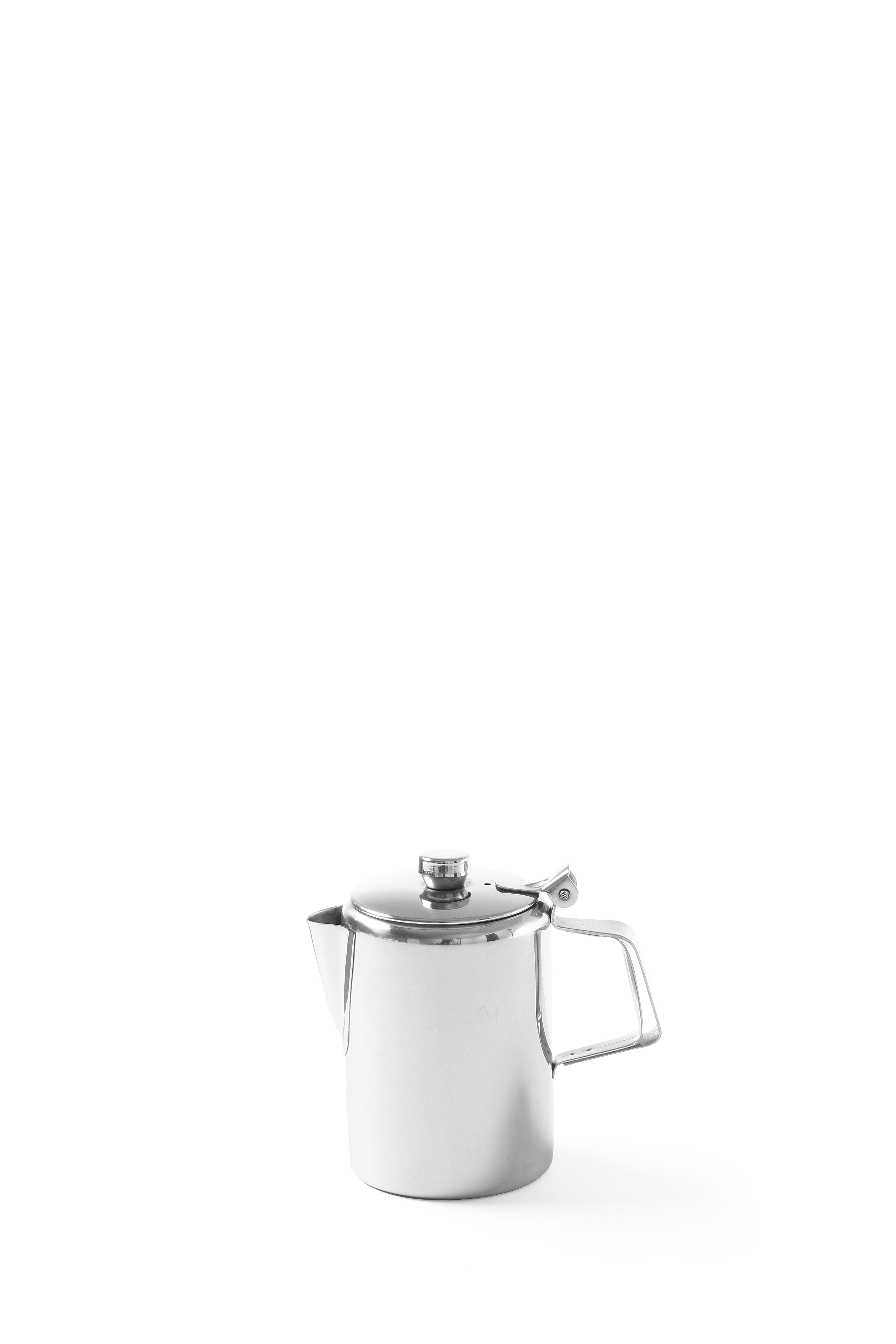 Teiera argentata con manico e coperchio. Sfondo bianco.