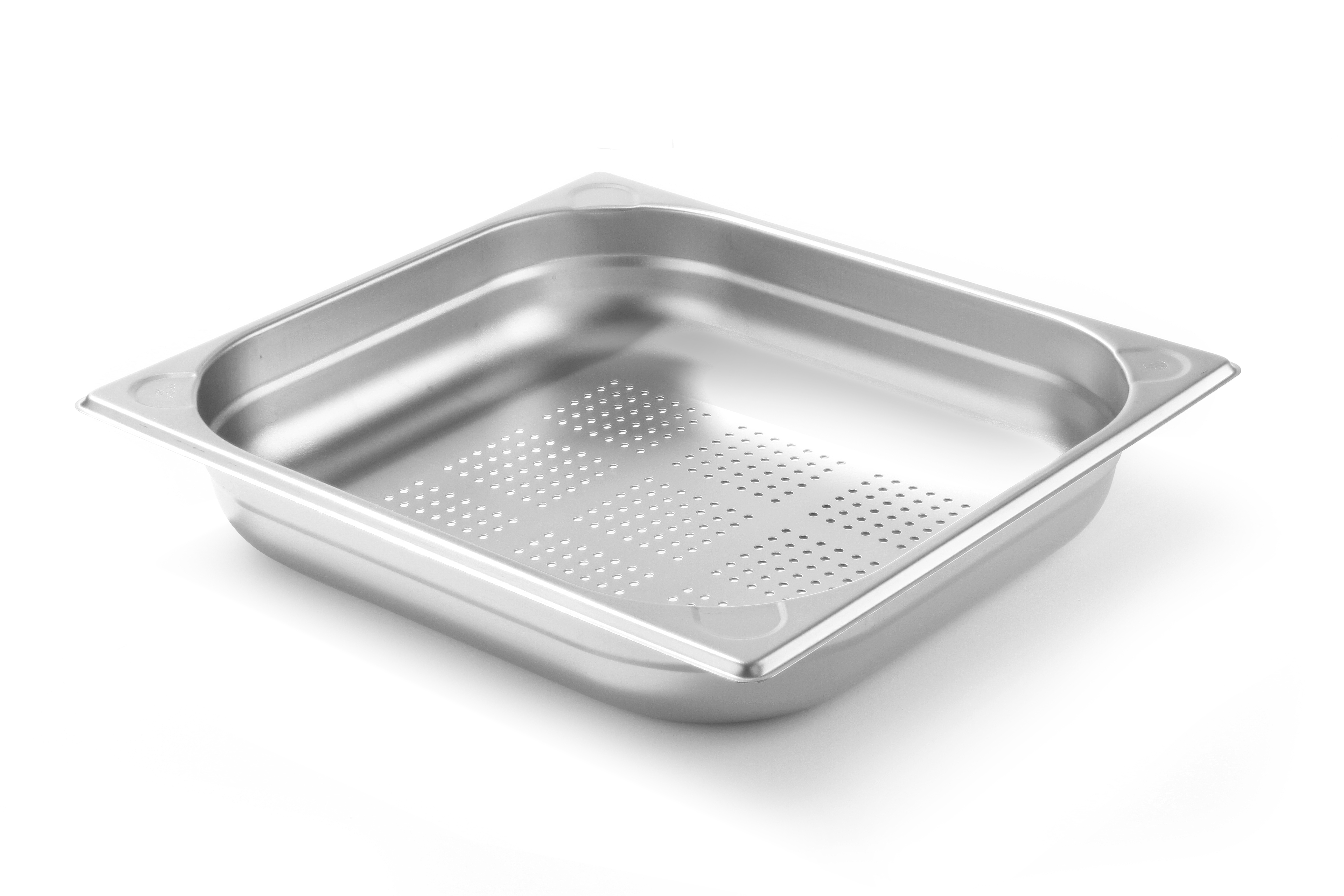 Vassoio perforato in acciaio inox su sfondo bianco.