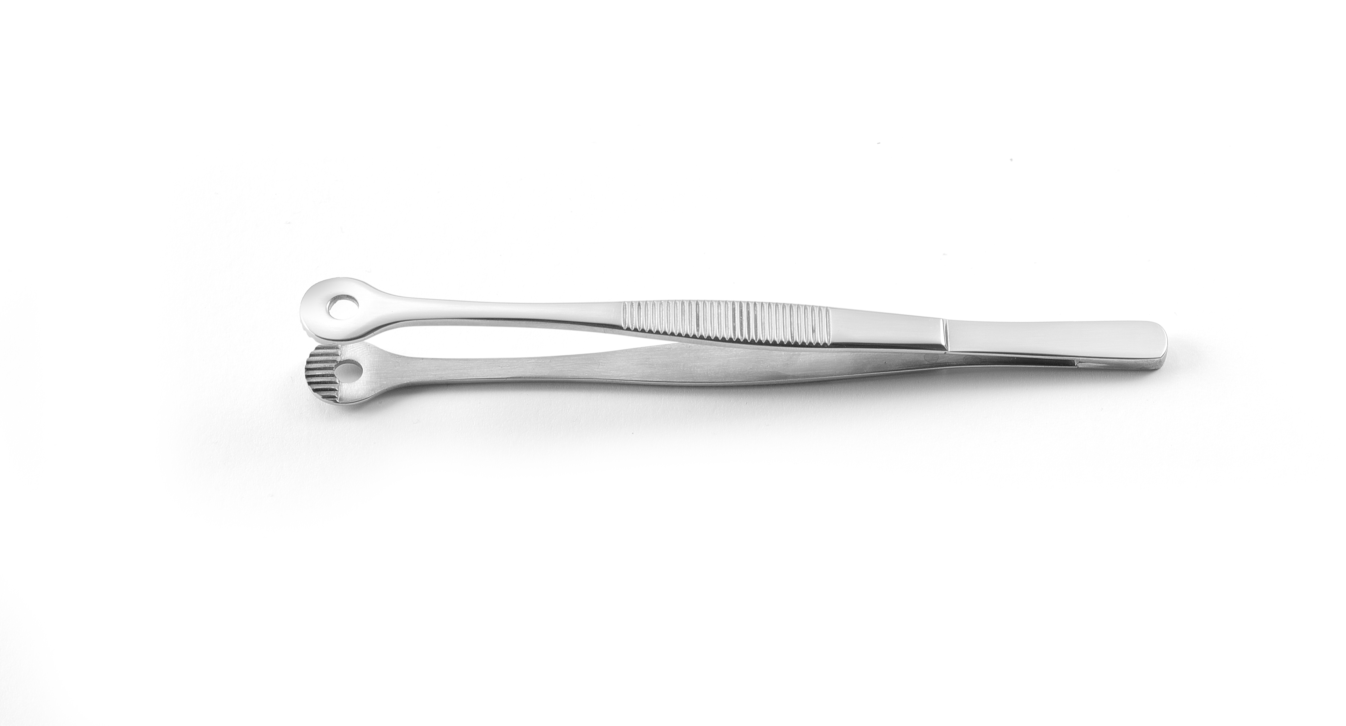 Una pinzetta in acciaio inox con impugnature testurizzate su sfondo bianco.