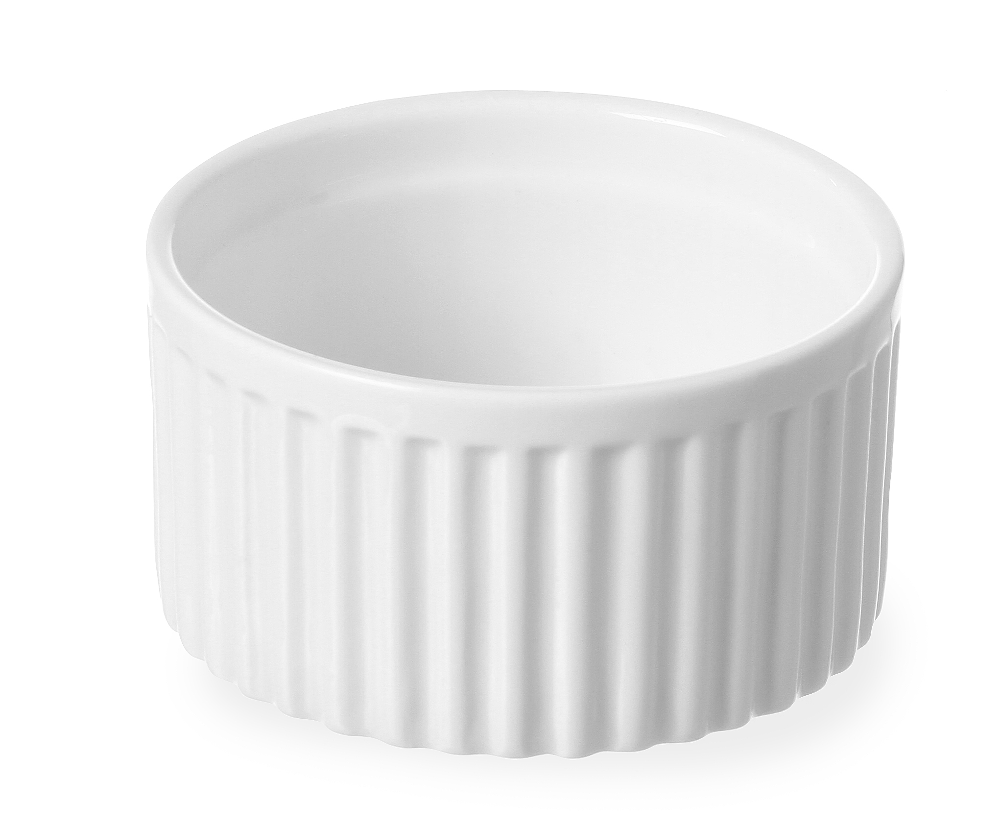 Ramekin bianco con scanalature verticali. Sfondo bianco.