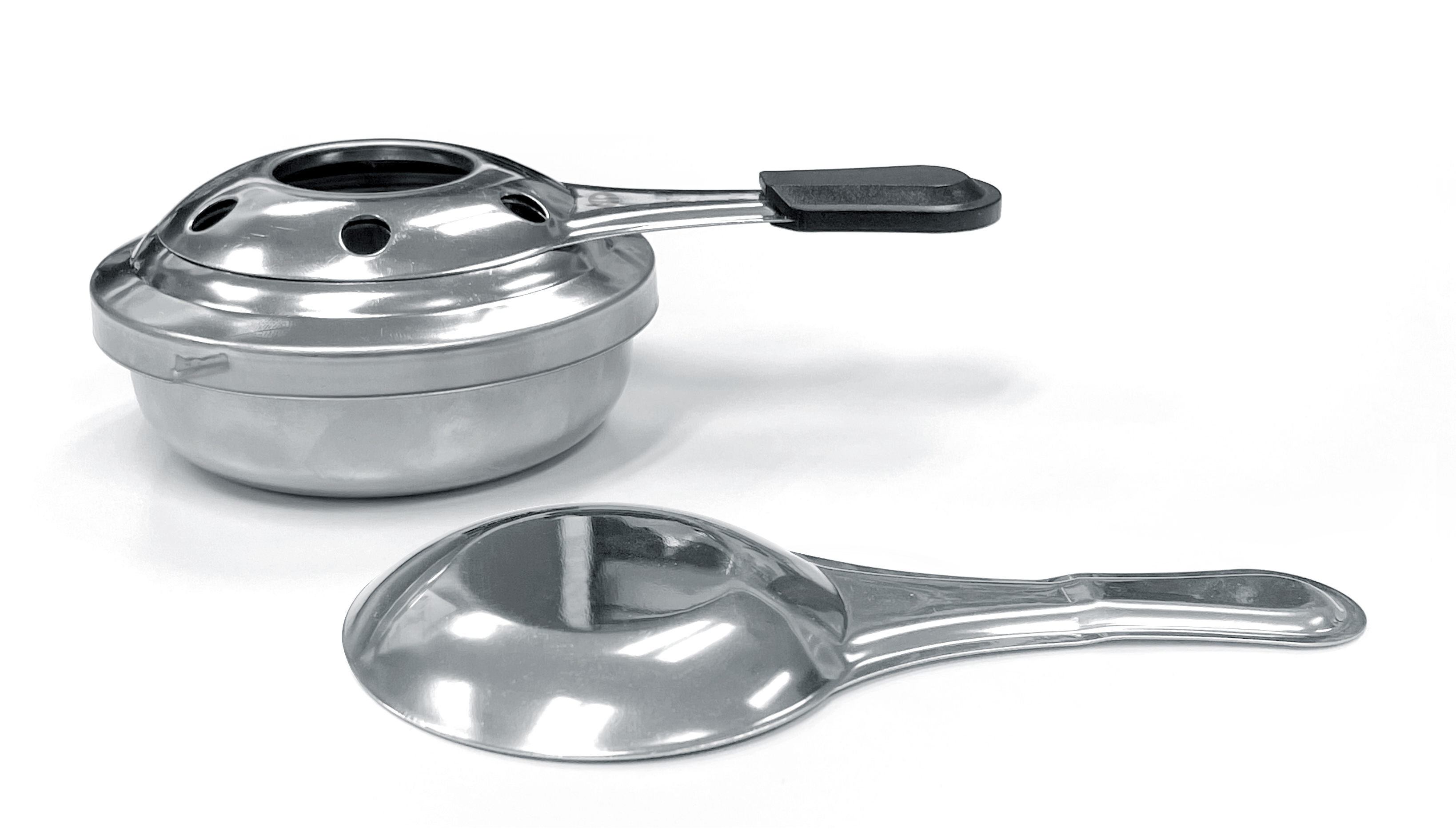 Una chafing dish in metallo con manico e portacombustibile. Lo sfondo è bianco.