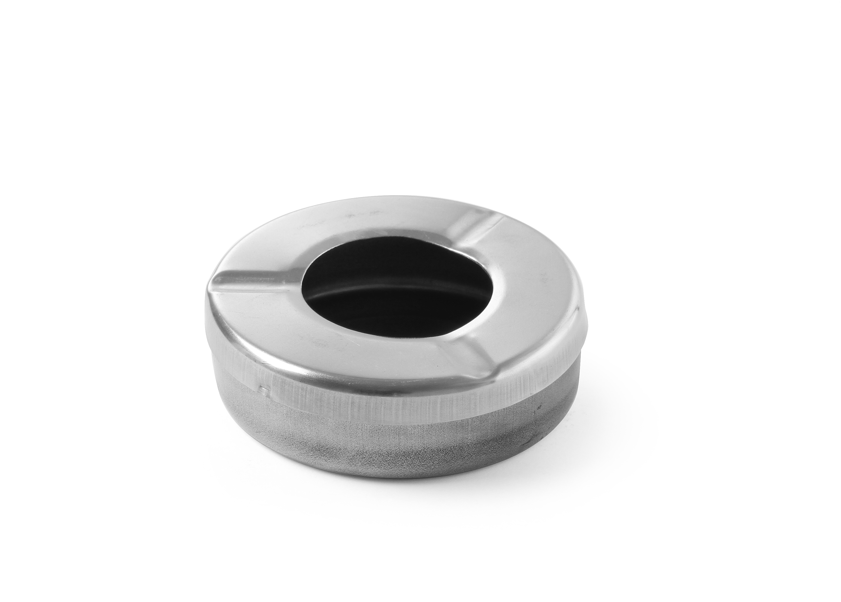 Posacenere in acciaio inox, un contenitore circolare con bordo rialzato e incavo centrale.