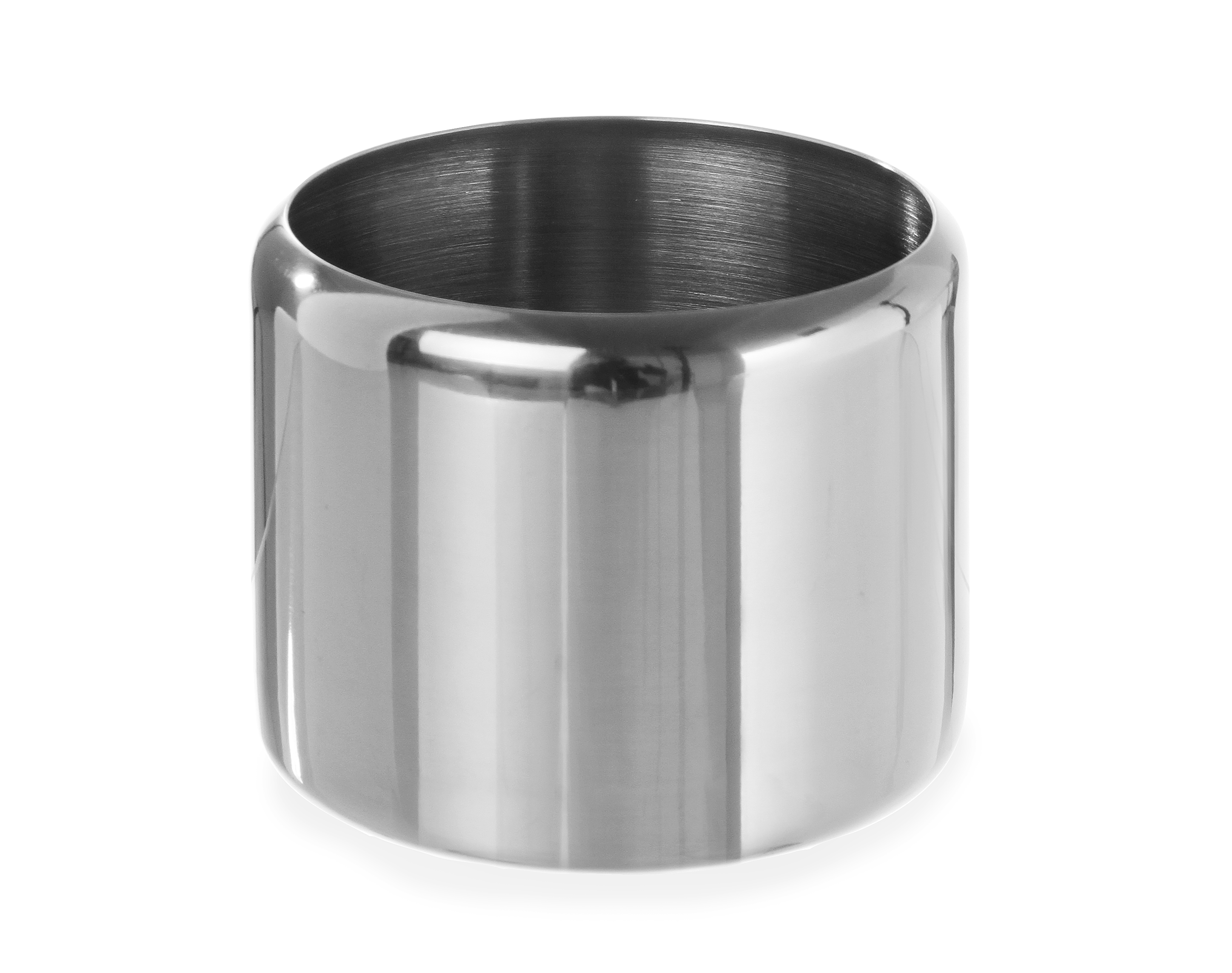 Contenitore d'argento con lati curvi. Sfondo bianco.