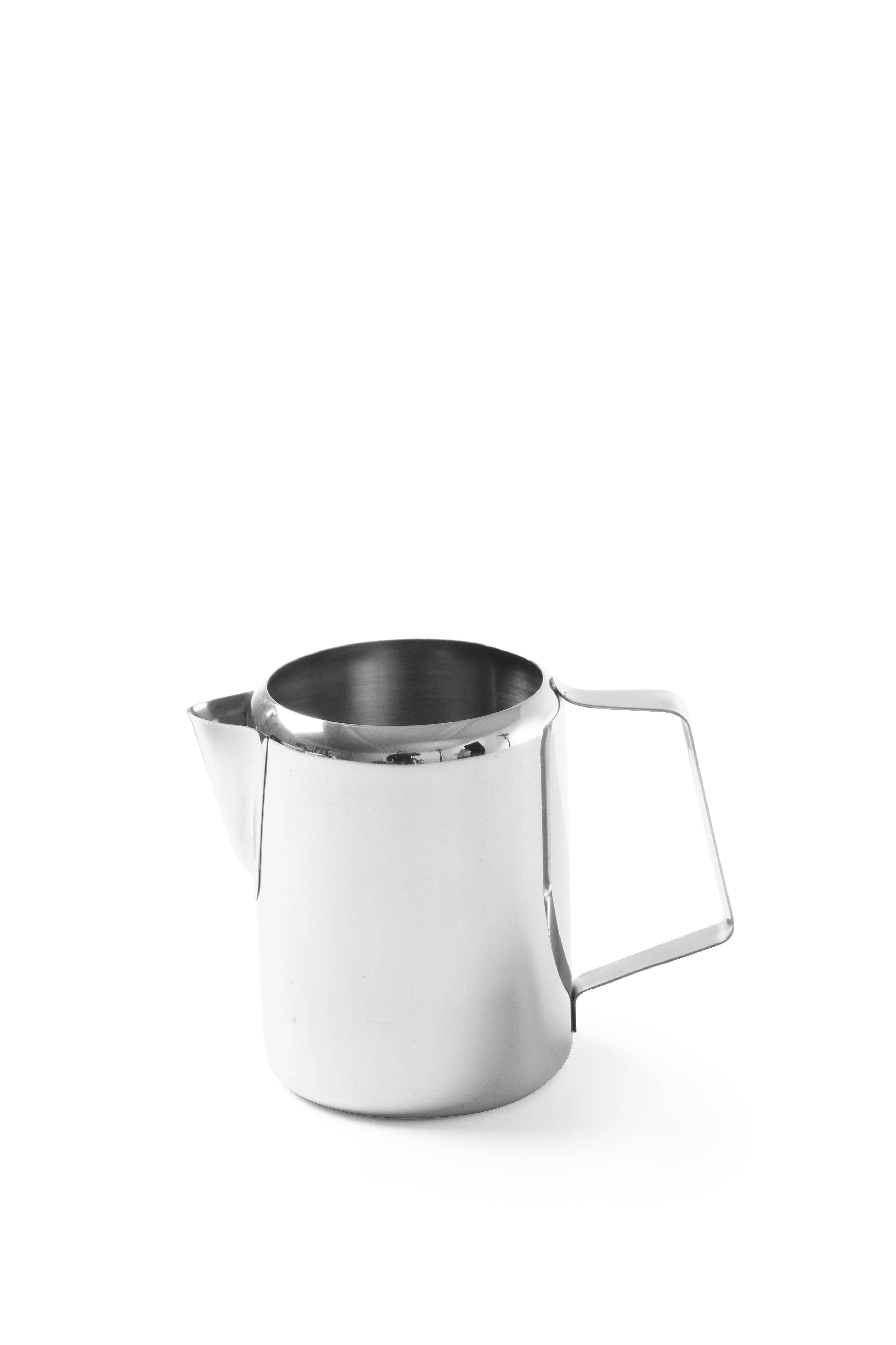 Brocca in acciaio inox con manico. Sfondo bianco.