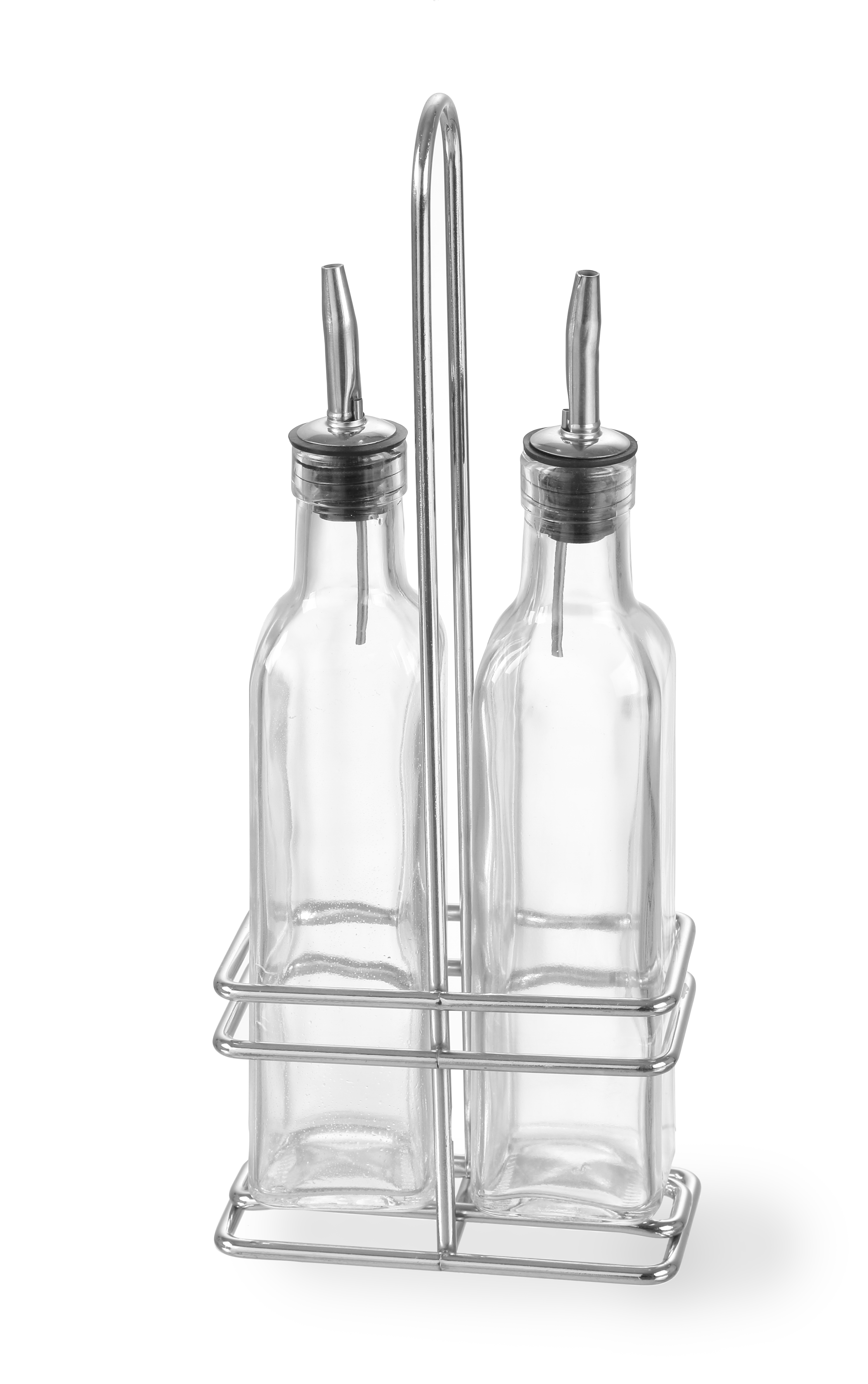Due bottiglie di vetro con beccucci metallici in un supporto metallico. Sfondo bianco.