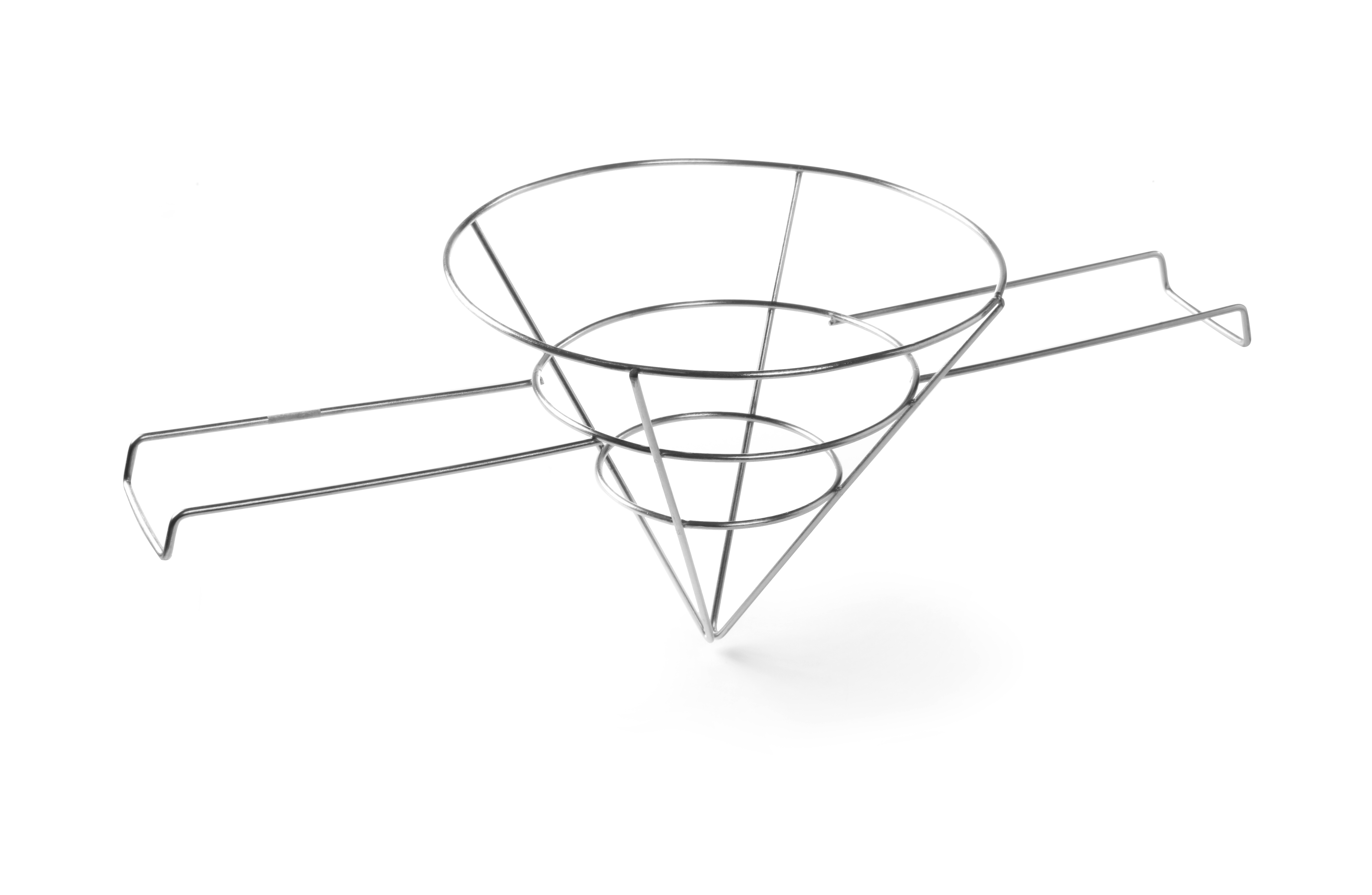Struttura in filo metallico con forma a cono e due maniglie laterali, sfondo bianco.