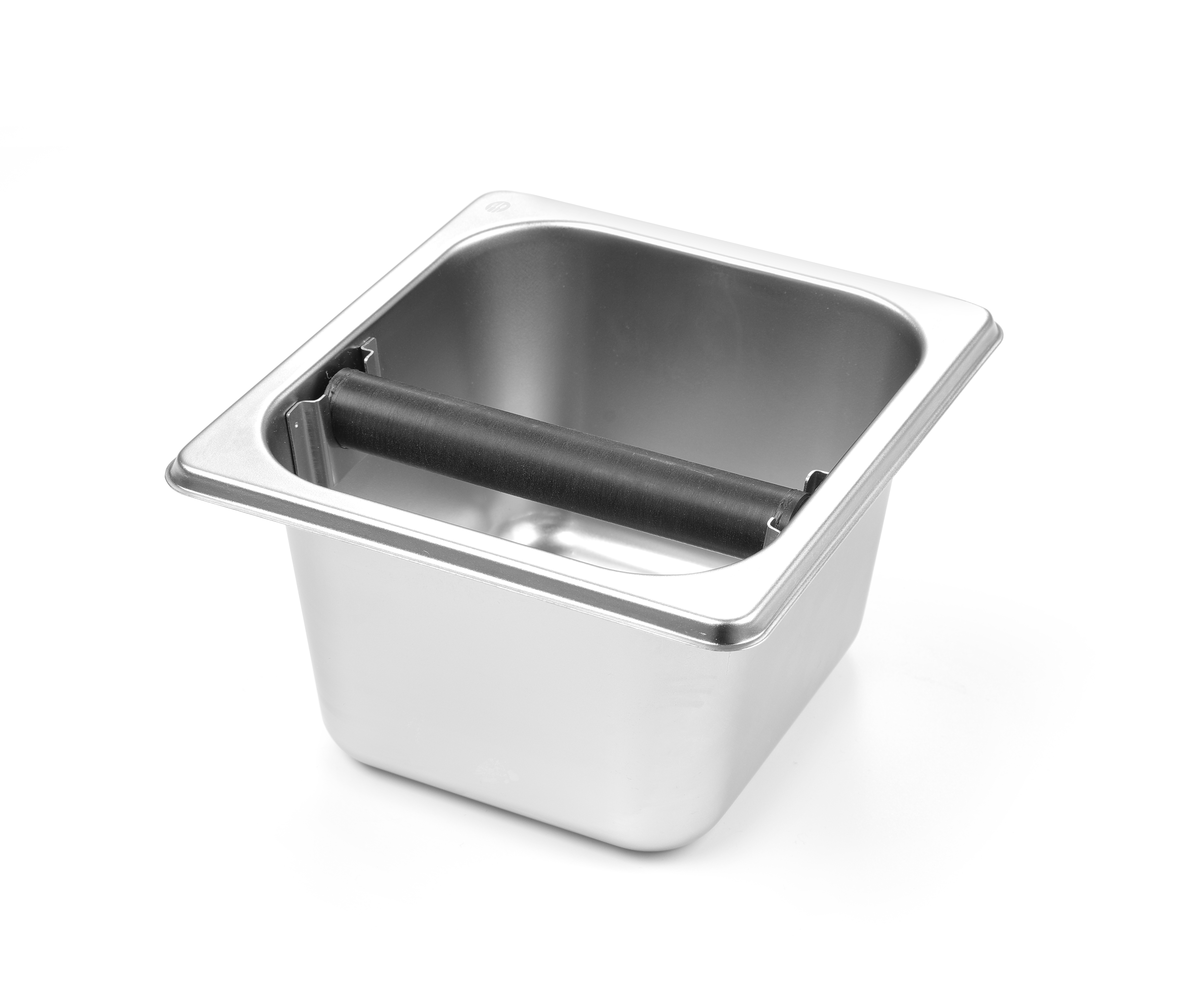 Contenitore in acciaio inox con manico nero. Sfondo bianco.