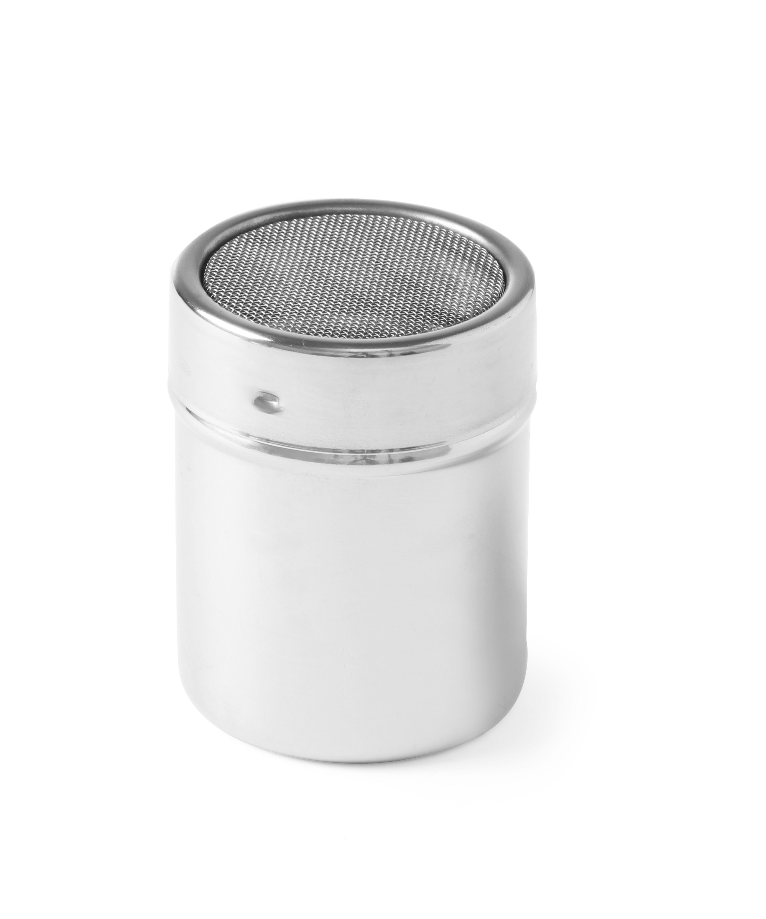 Uno shaker in metallo con parte superiore perforata su bianco.