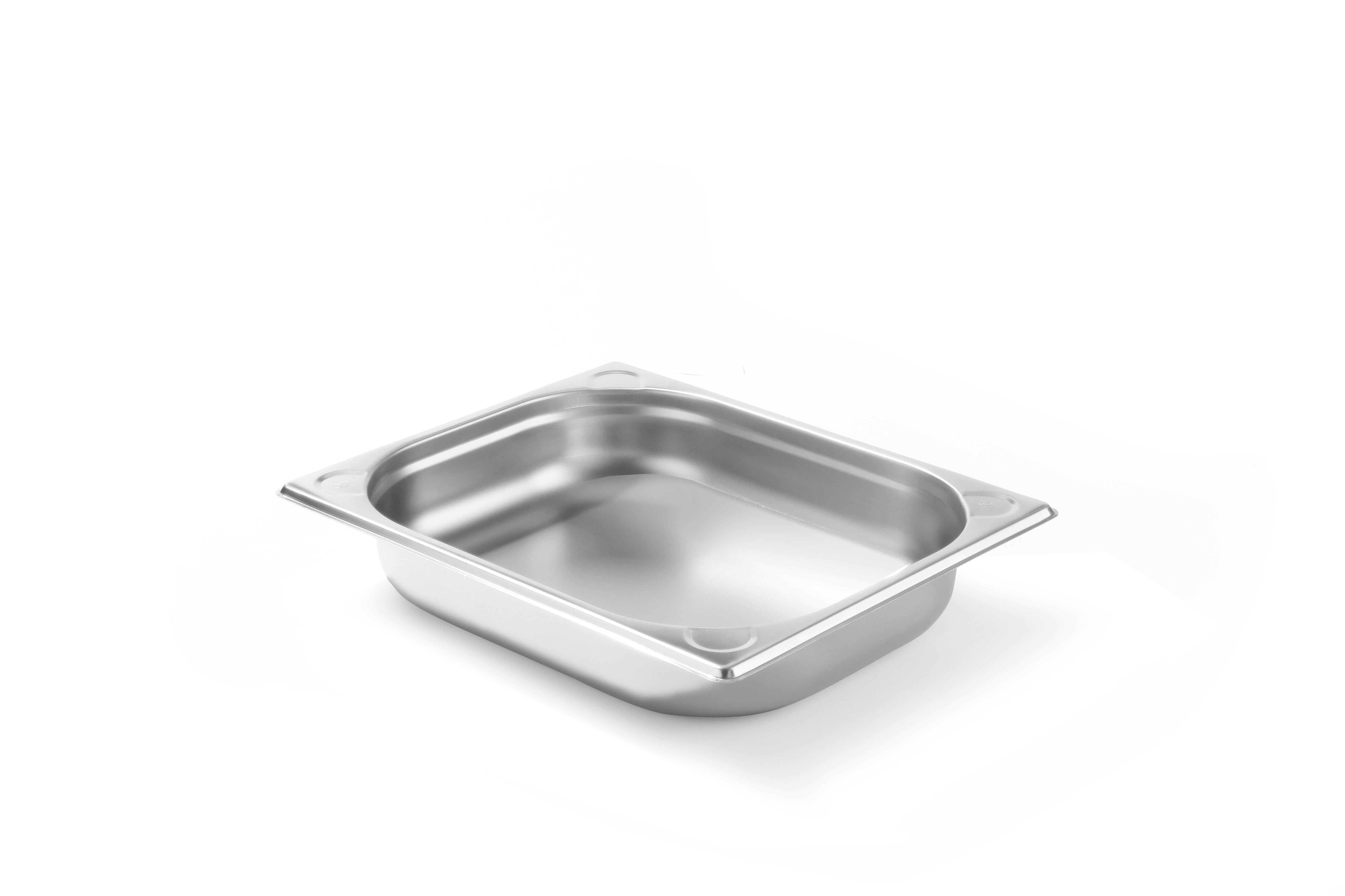 Vaschetta rettangolare in acciaio inox per alimenti. Lucida, vuota, su una superficie bianca.