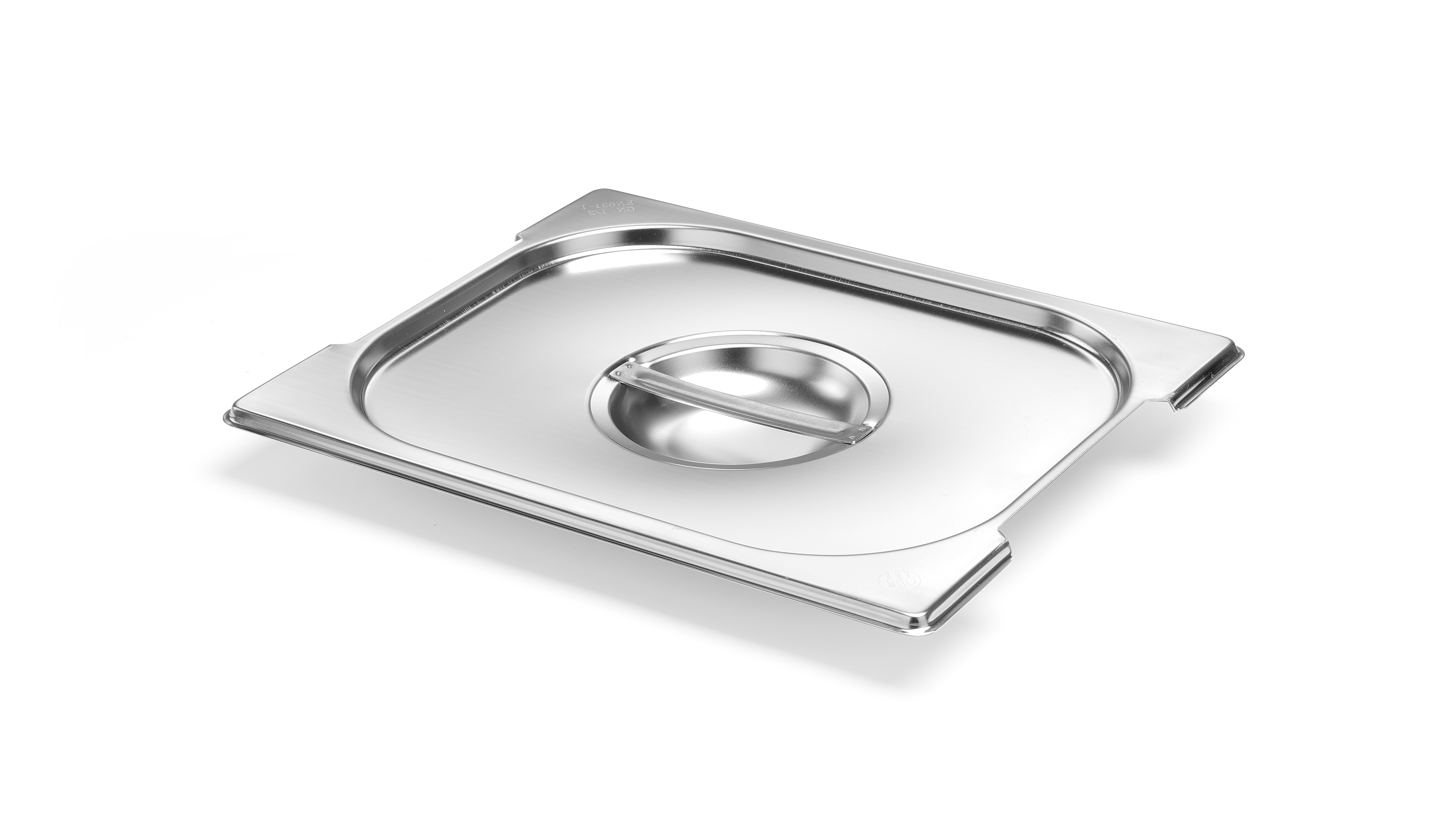 Coperchio in acciaio inox per vaschetta alimenti, con manico. Superficie lucida. Sfondo bianco.