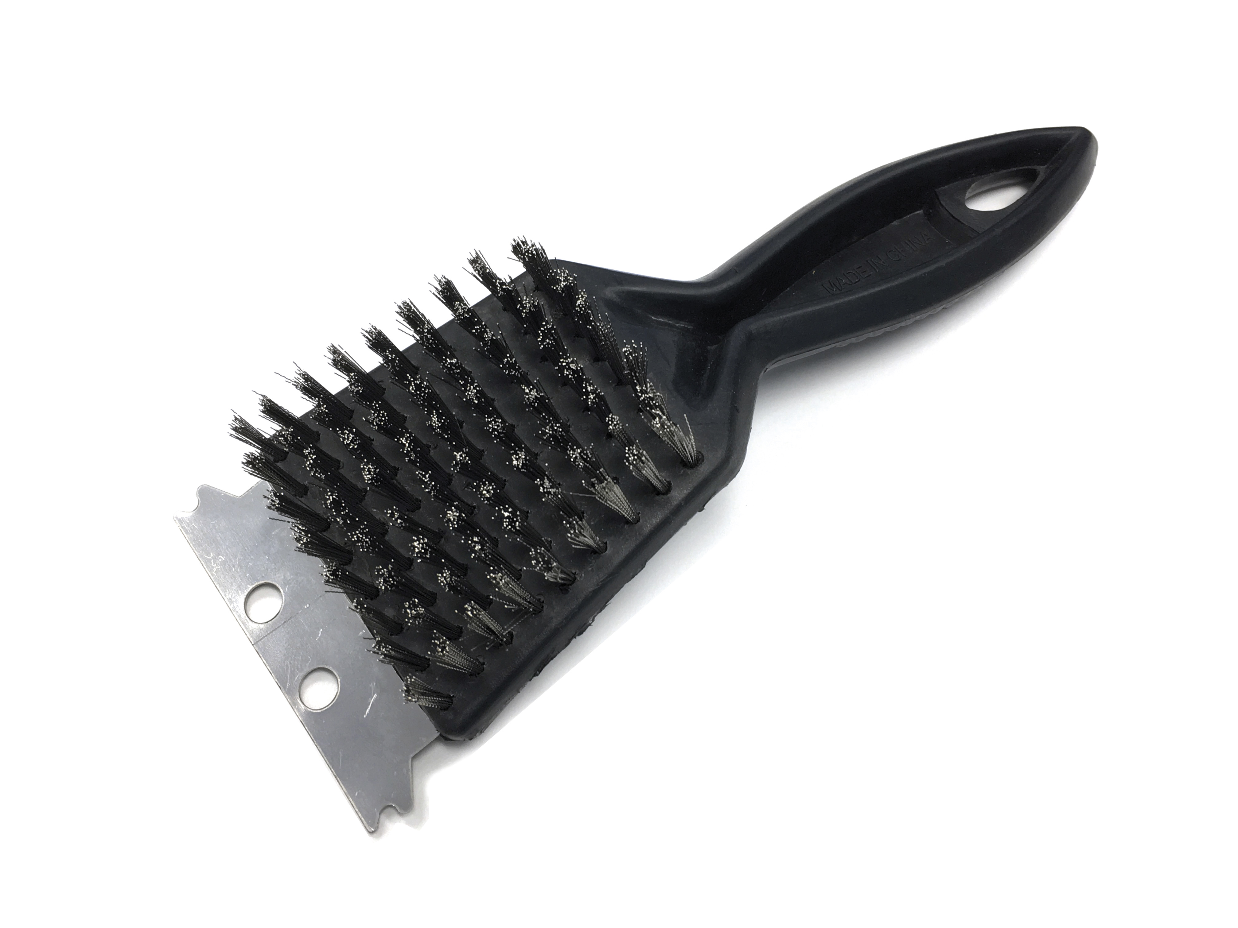 Spazzola per griglia con manico nero e setole metalliche. Sfondo bianco.
