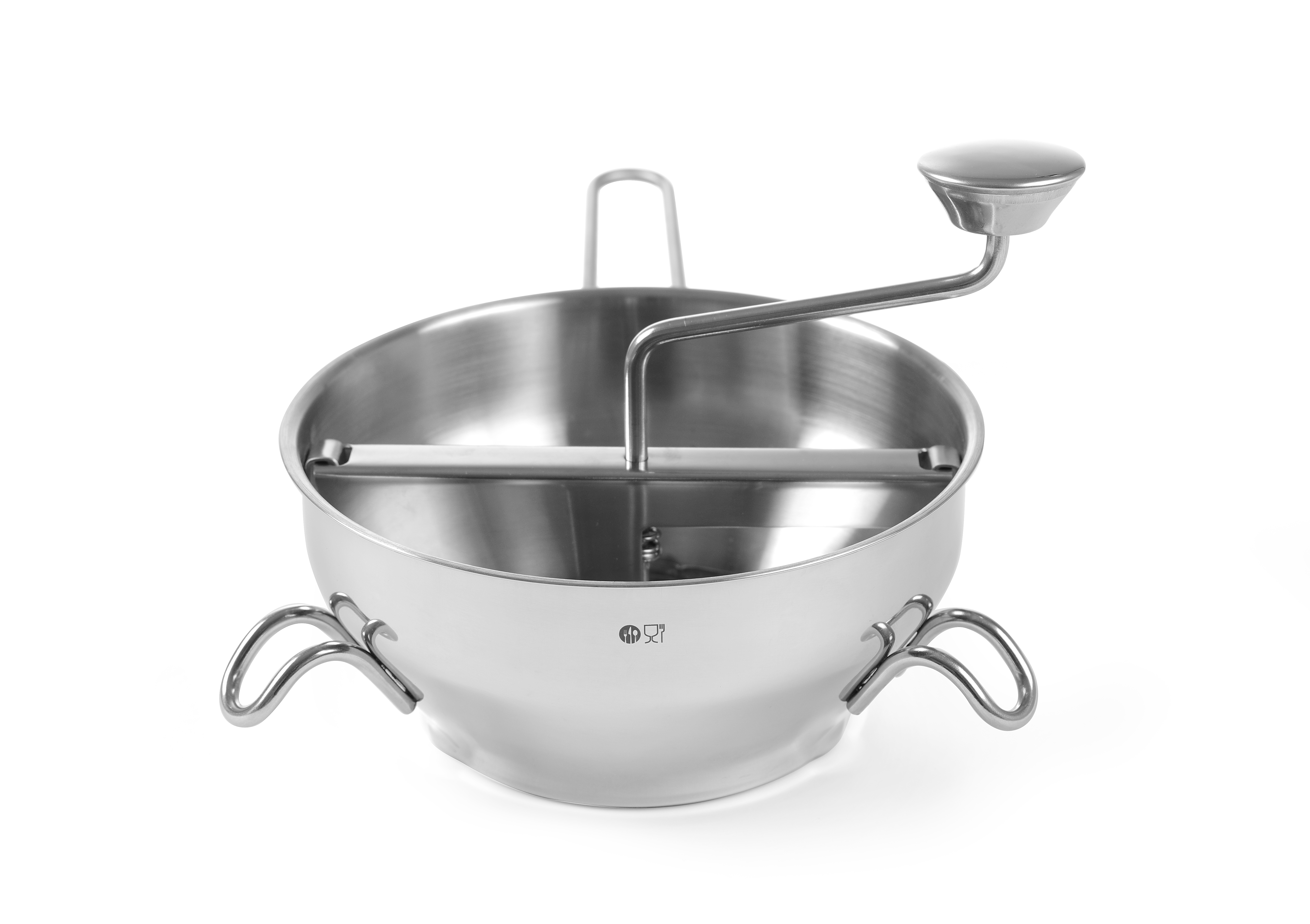 Un passaverdure in acciaio inox con due manici e una maniglia per girare.