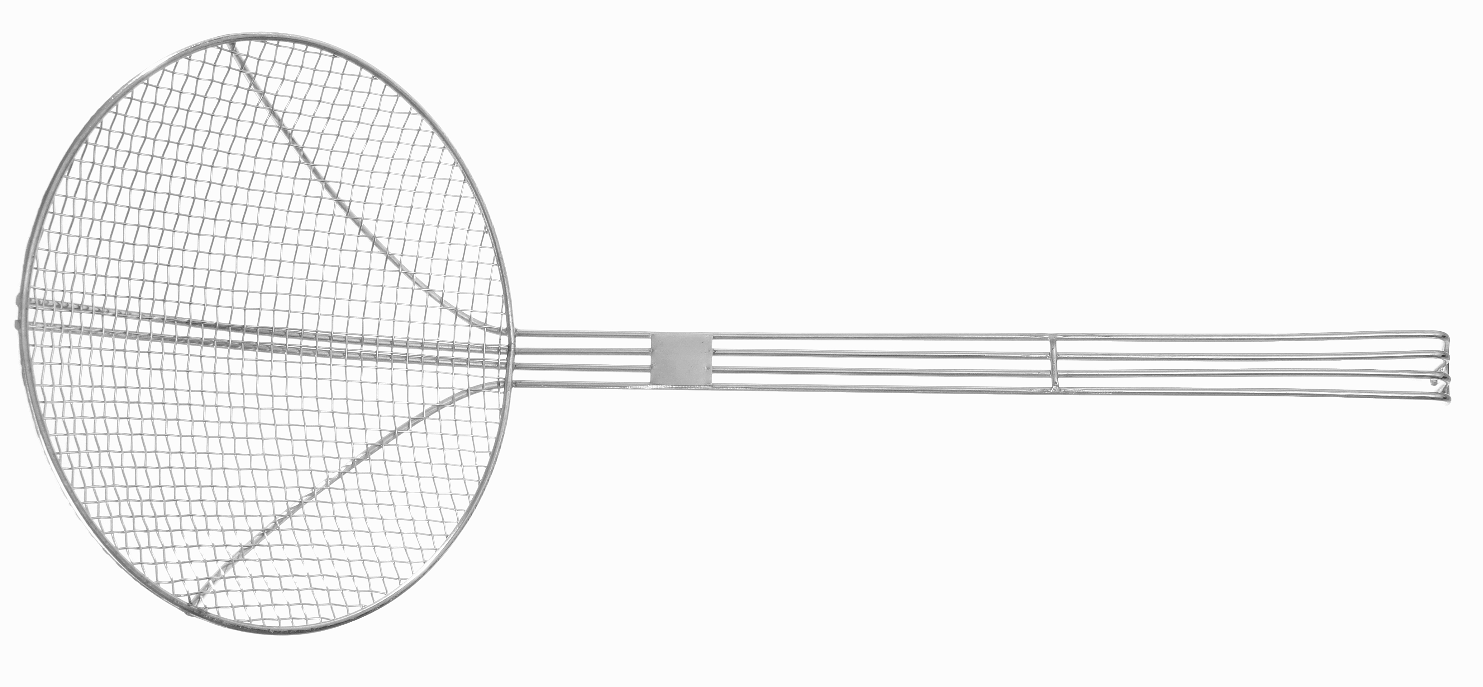 Una schiumarola rotonda in rete metallica con manico lungo. Sfondo bianco.
